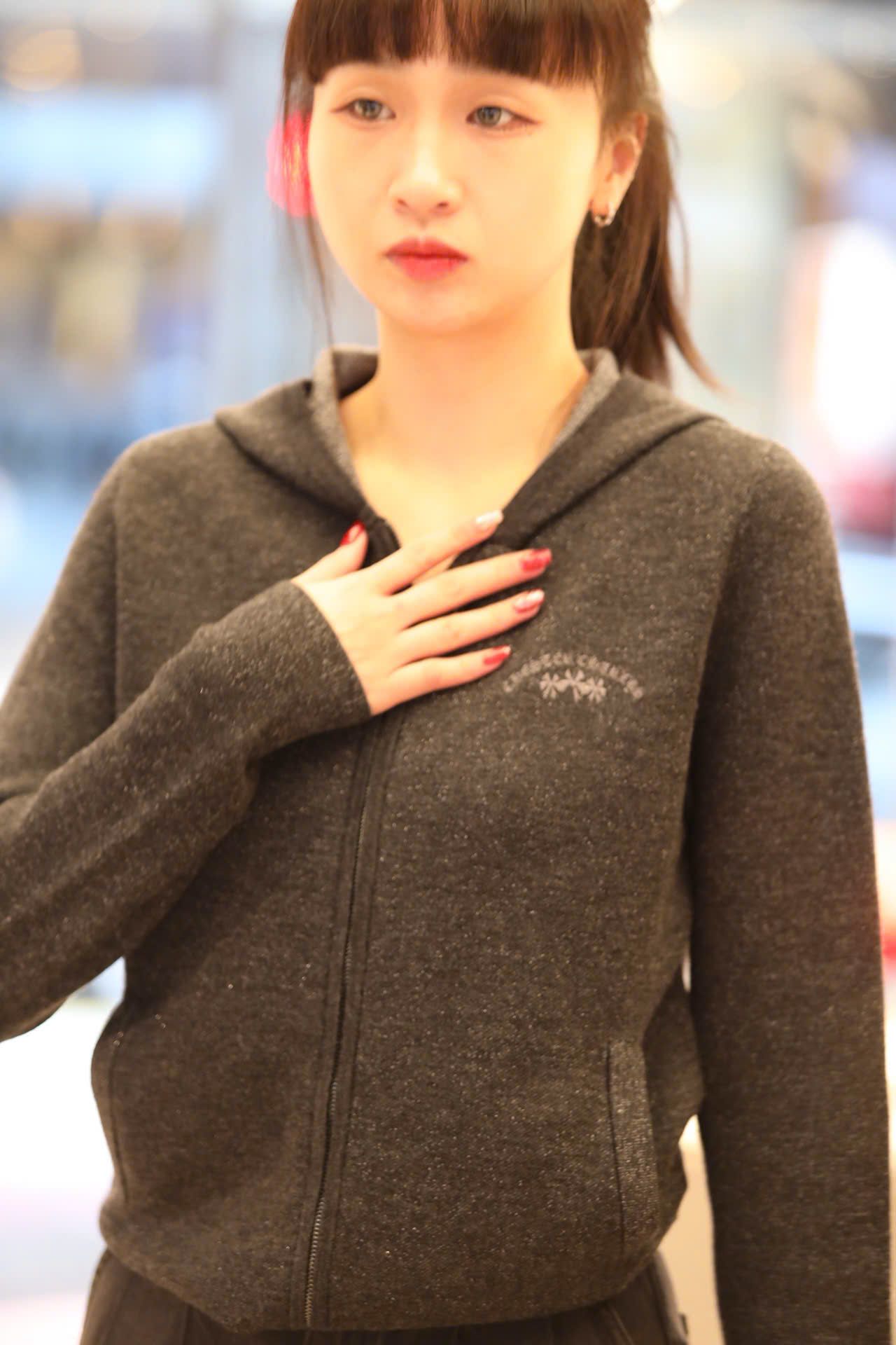  2.Áo khoác len xám có mũ - kéo khóa 