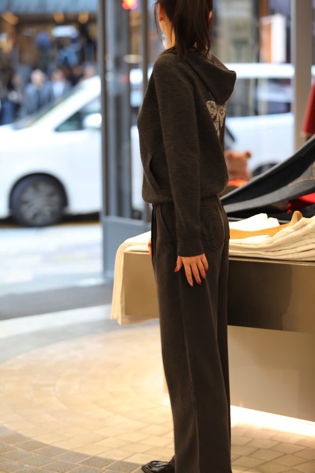  2.Áo khoác len xám có mũ - kéo khóa 