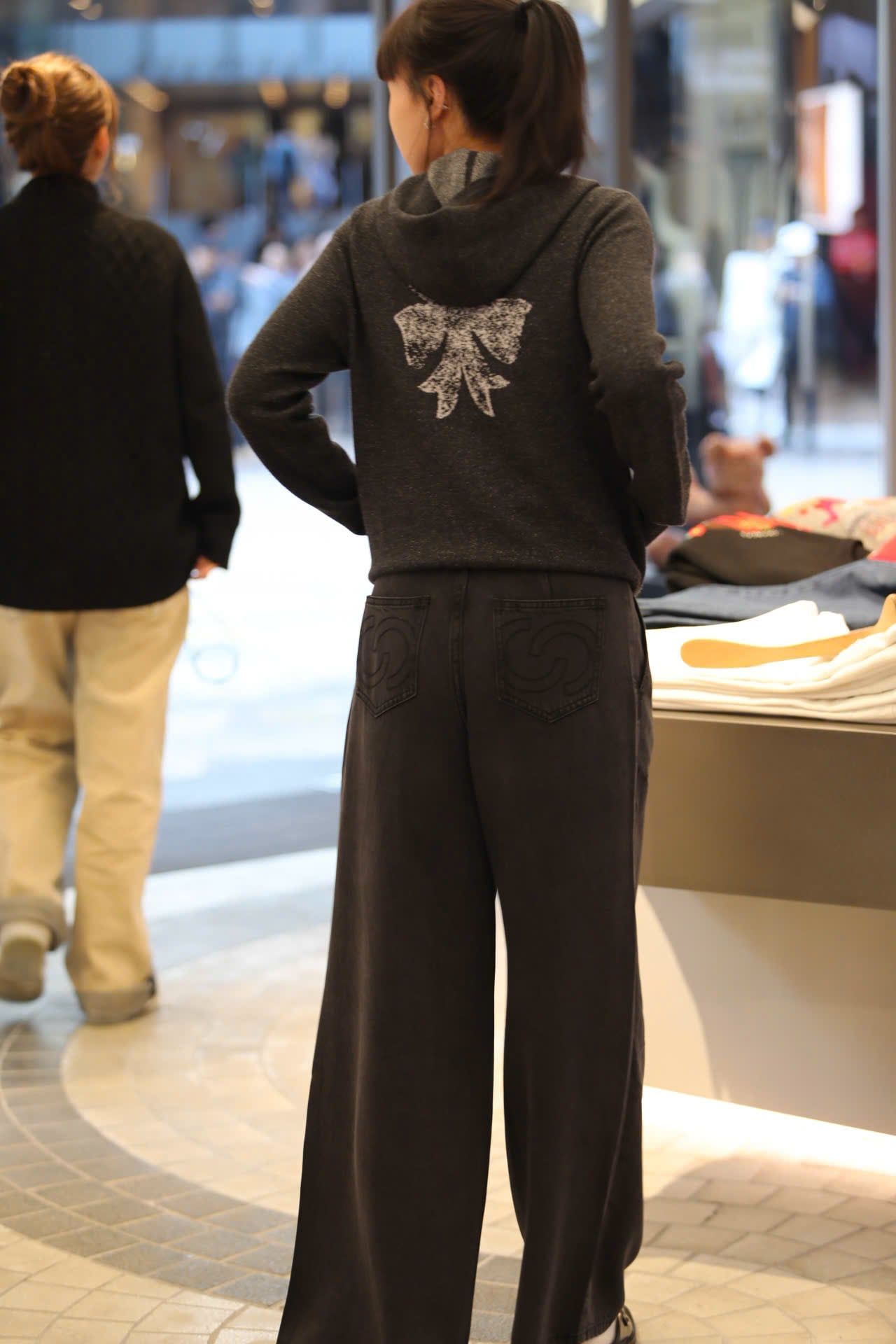  2.Áo khoác len xám có mũ - kéo khóa 