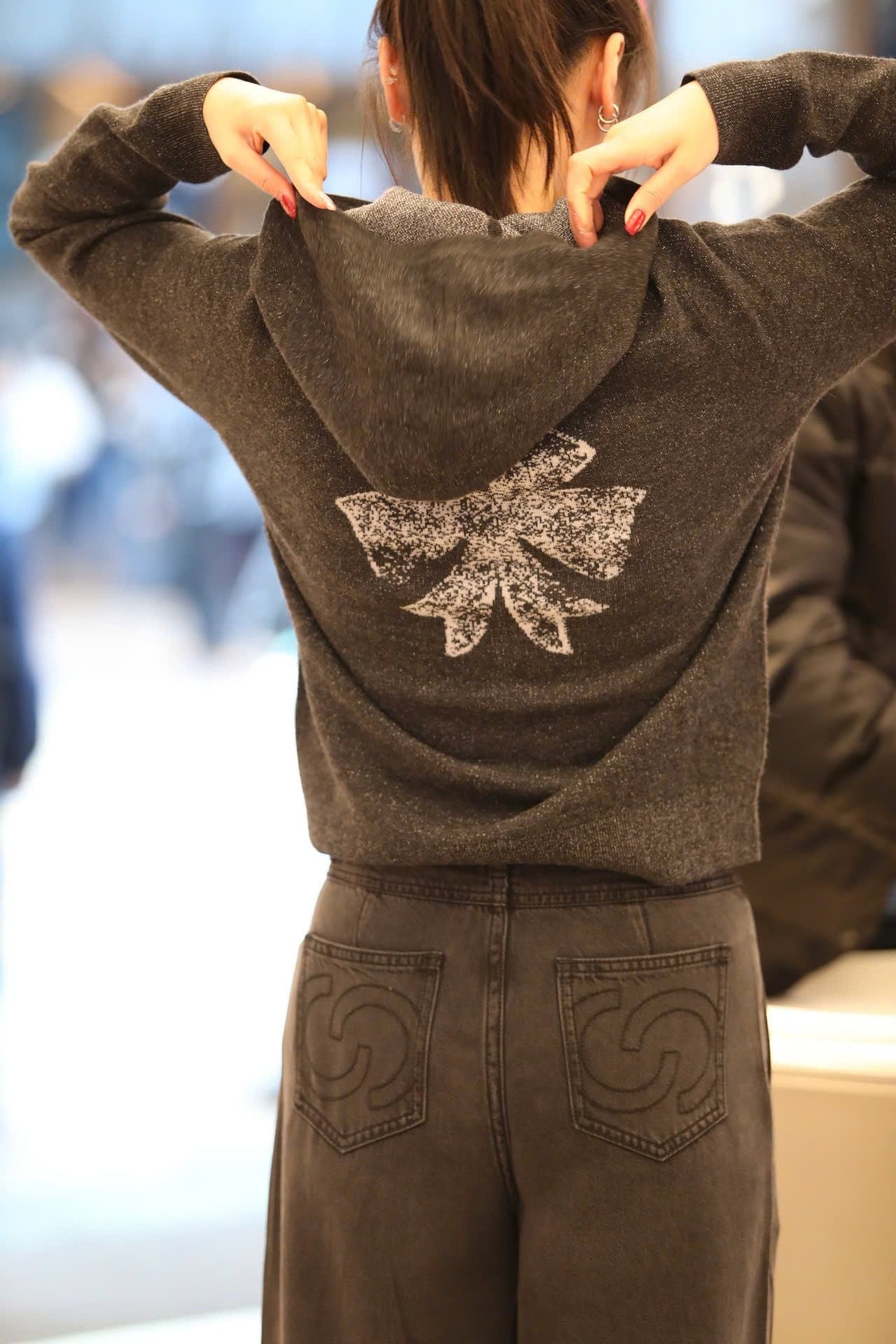  2.Áo khoác len xám có mũ - kéo khóa 