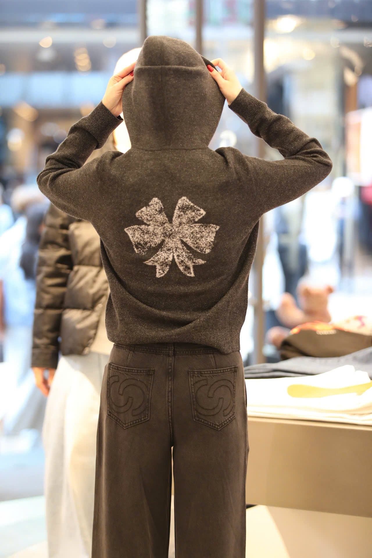  2.Áo khoác len xám có mũ - kéo khóa 