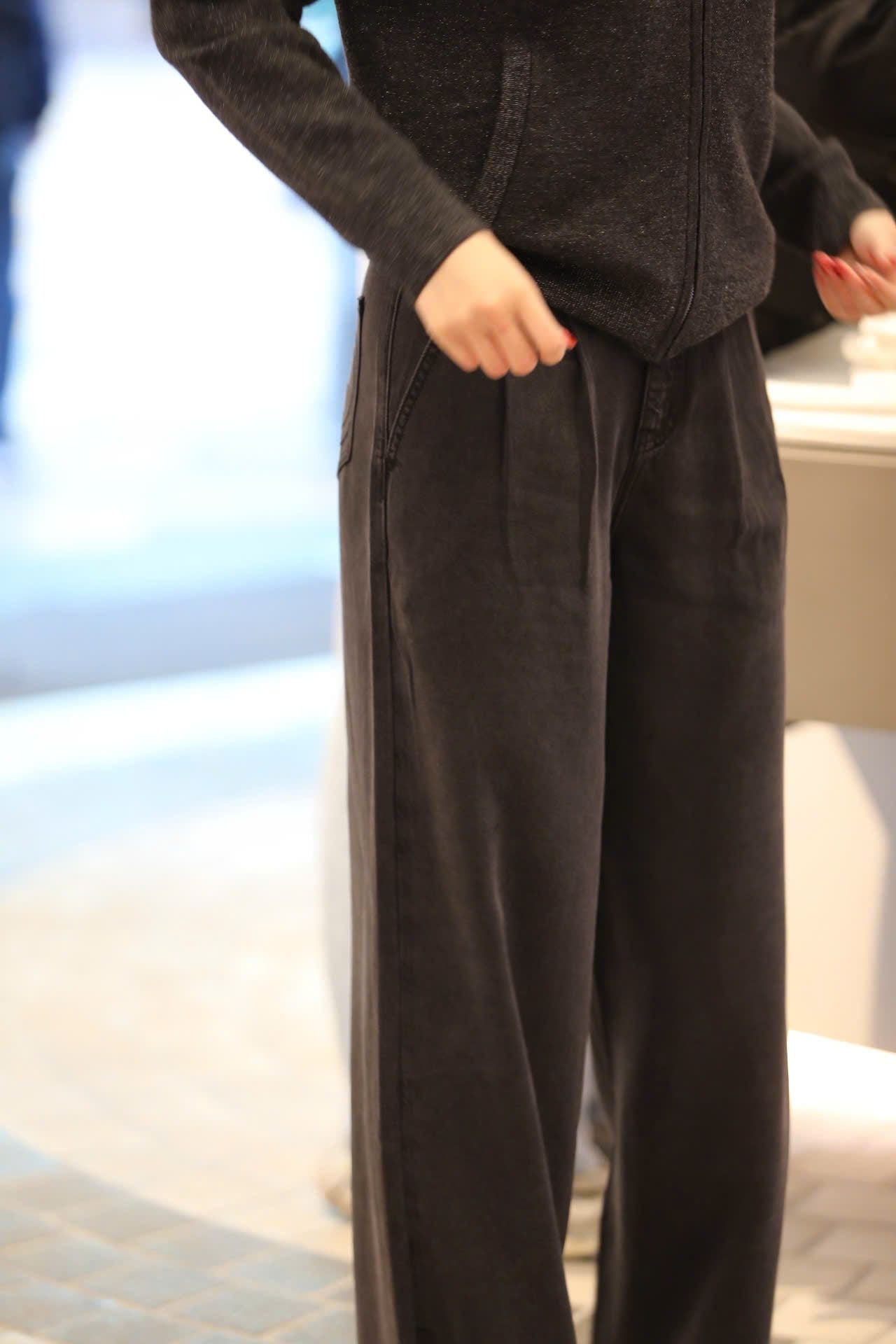  2.Áo khoác len xám có mũ - kéo khóa 