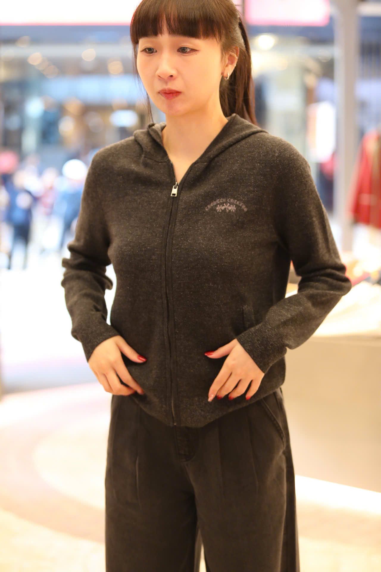  2.Áo khoác len xám có mũ - kéo khóa 