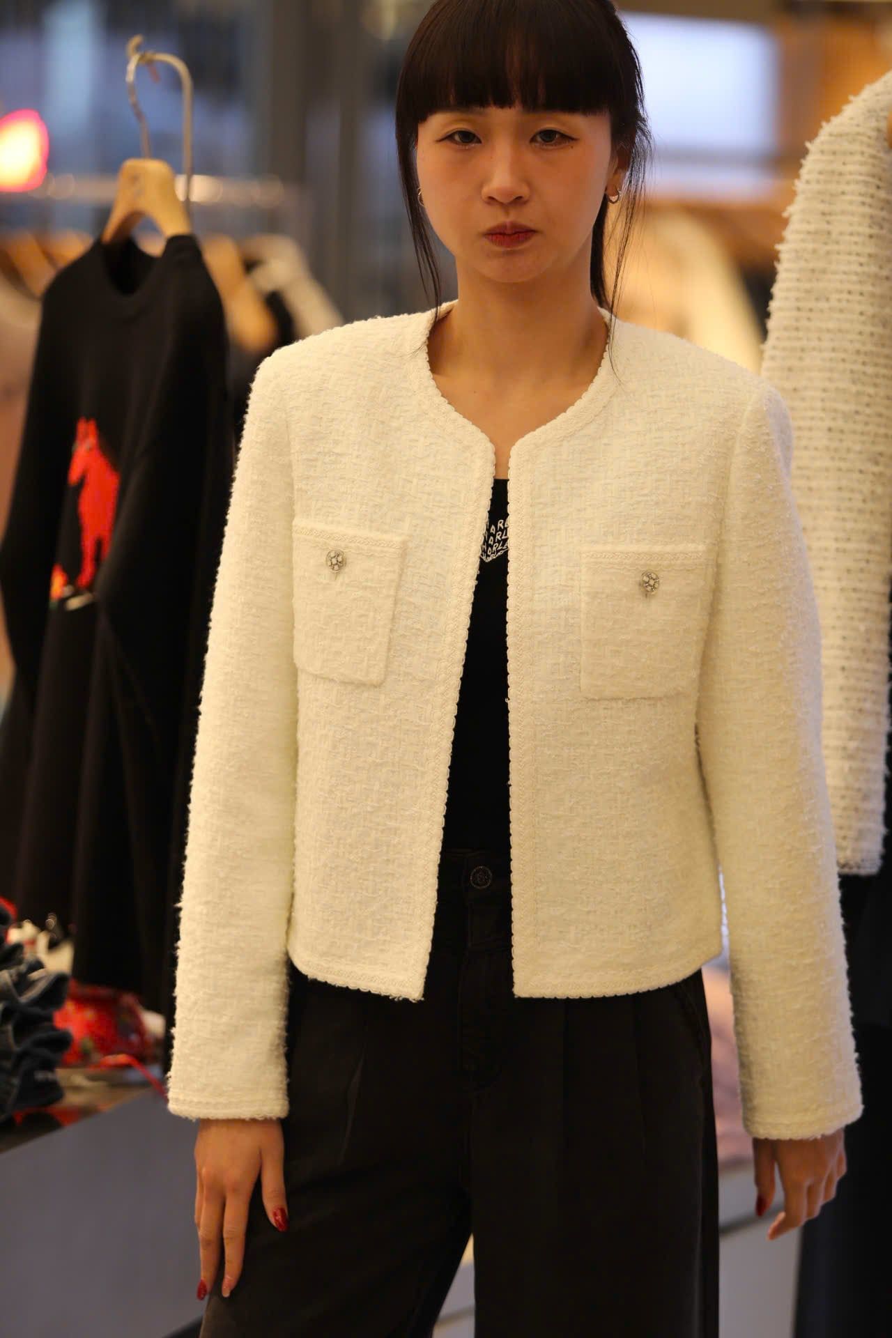  Áo tweed trắng 2 túi trước cúc bạc 