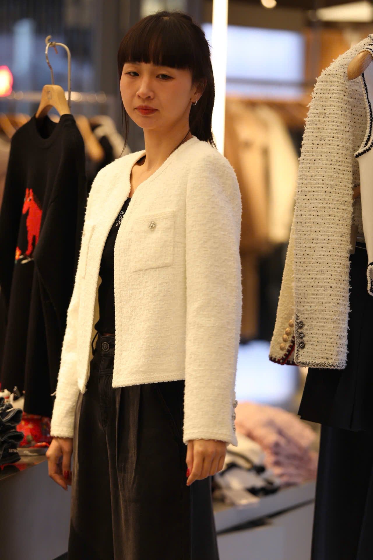  Áo tweed trắng 2 túi trước cúc bạc 