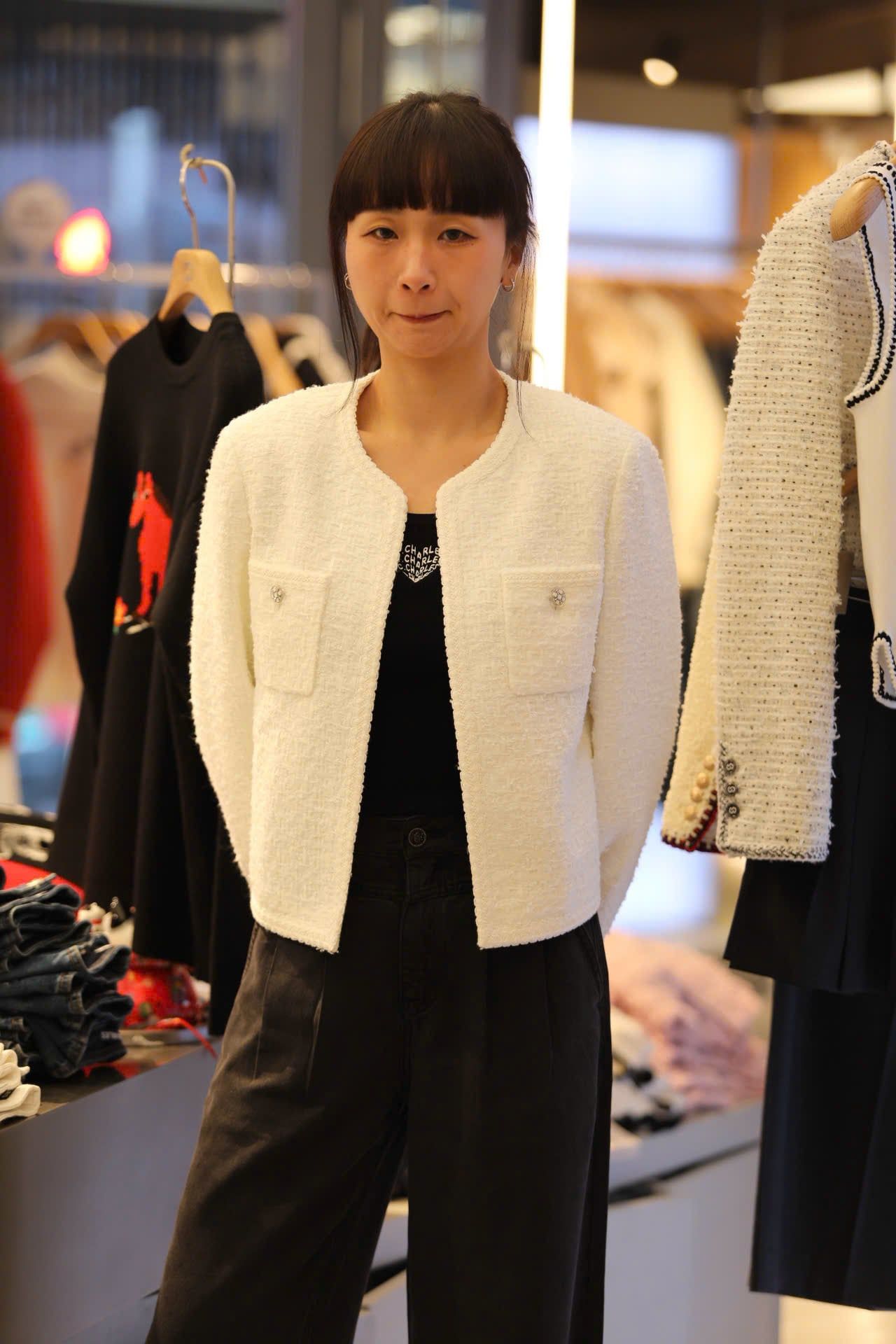  Áo tweed trắng 2 túi trước cúc bạc 