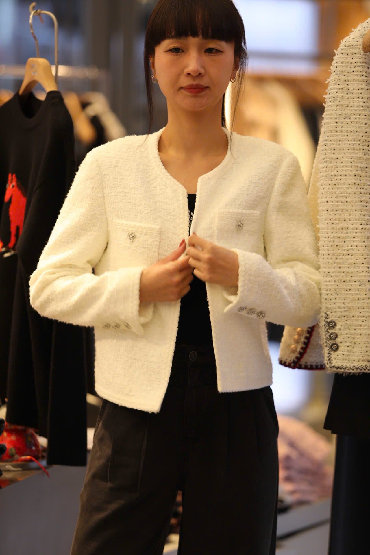  Áo tweed trắng 2 túi trước cúc bạc 