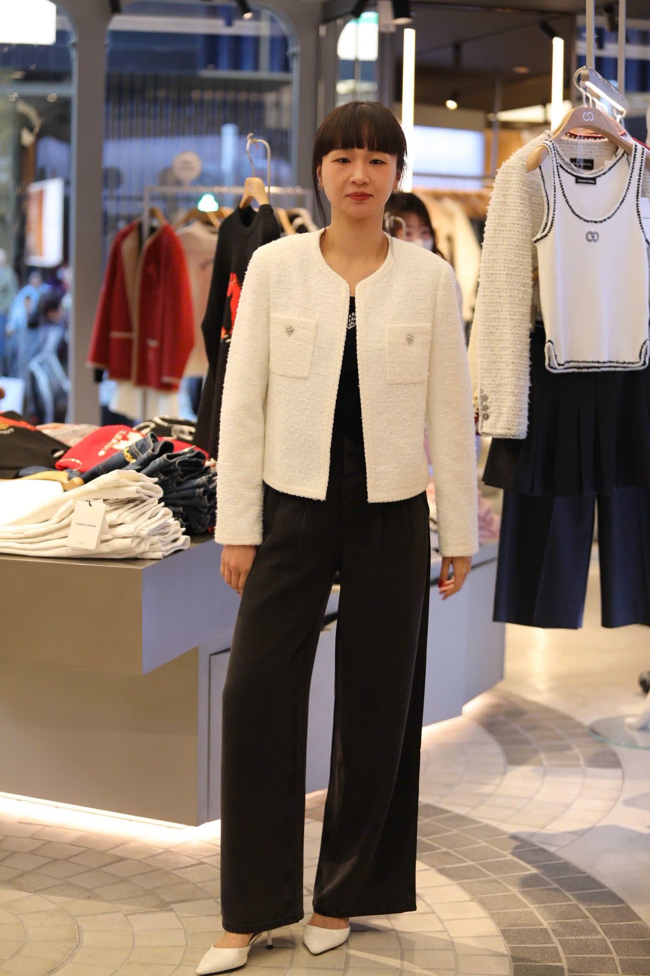  Áo tweed trắng 2 túi trước cúc bạc 