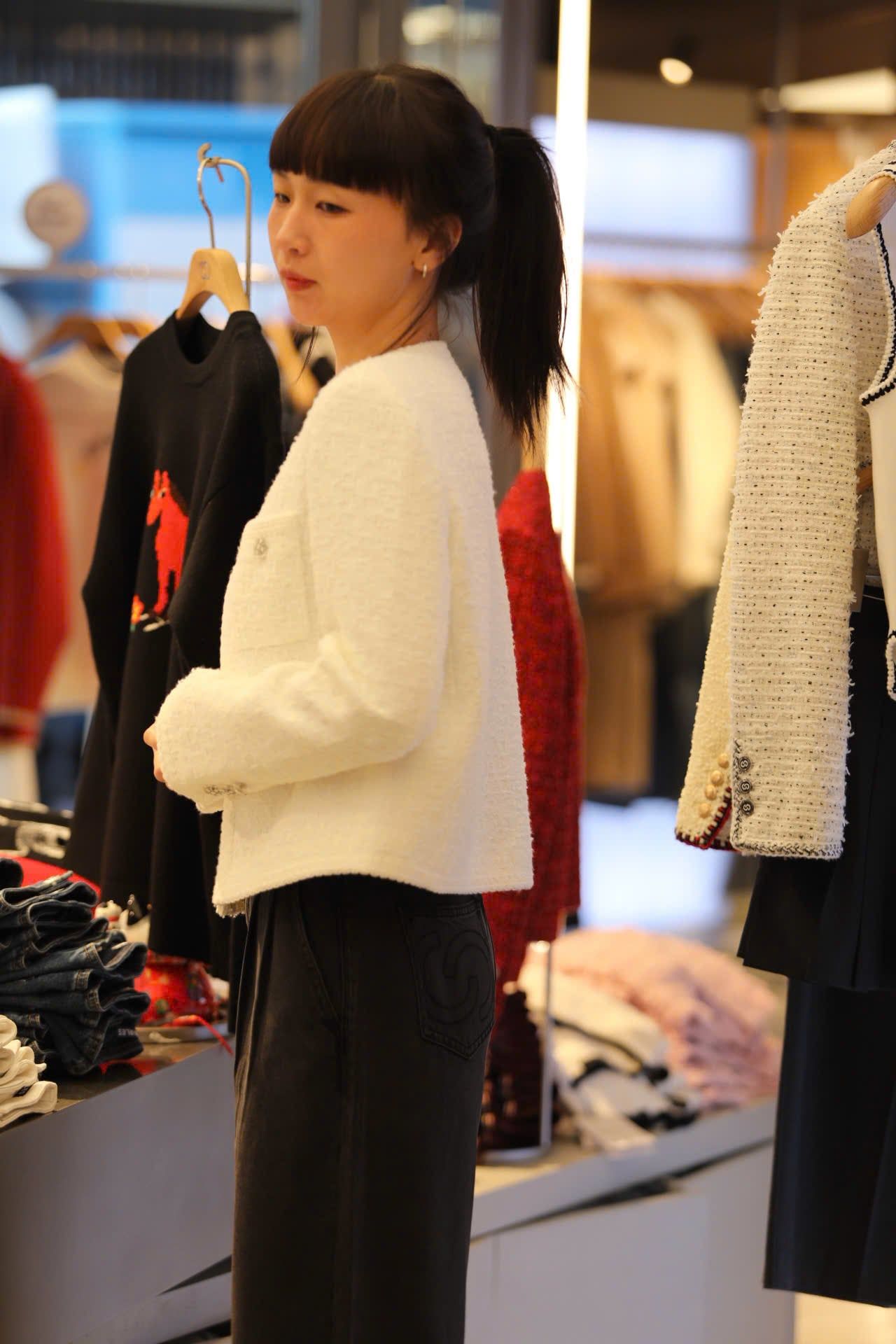  Áo tweed trắng 2 túi trước cúc bạc 