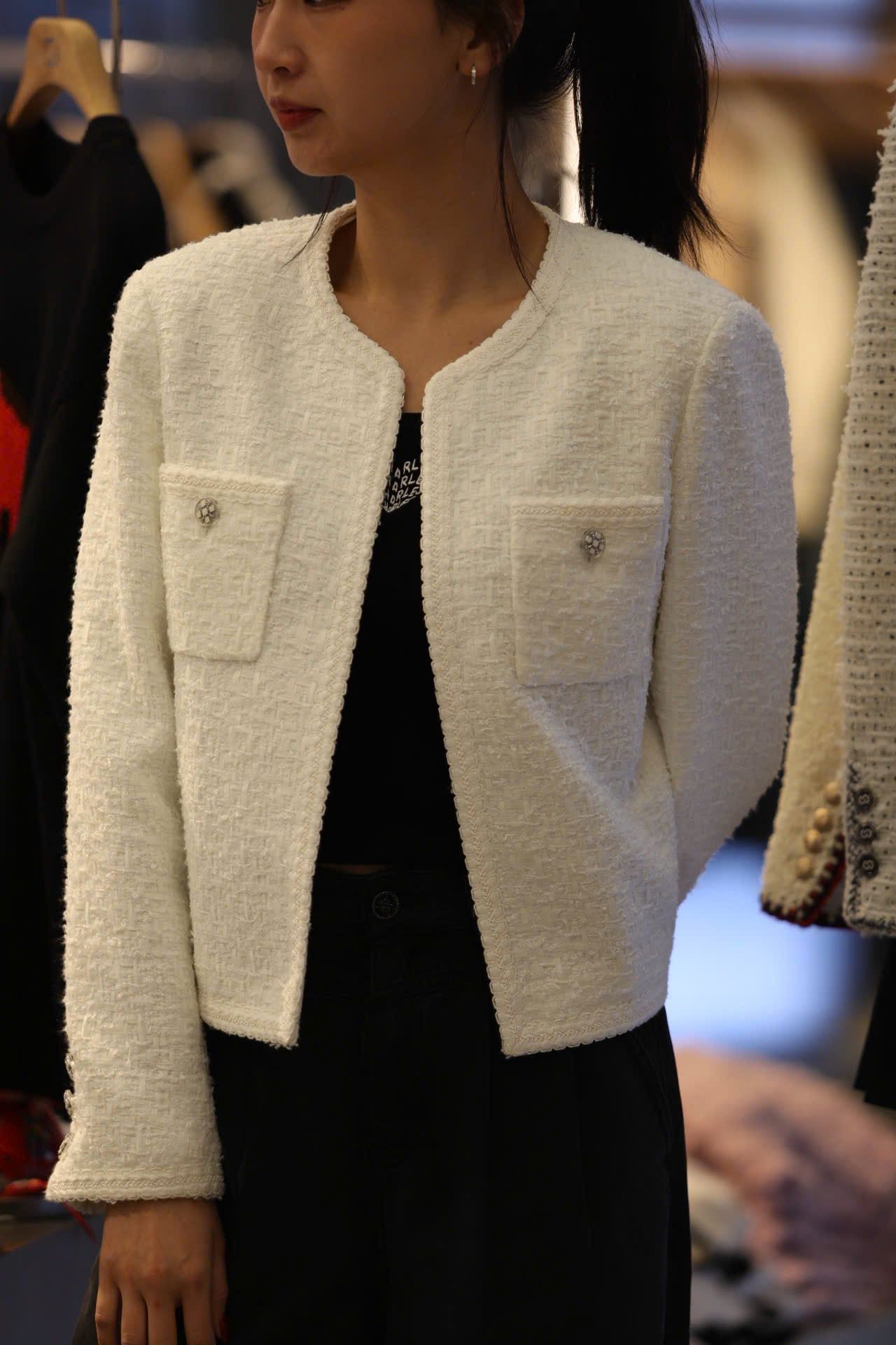  Áo tweed trắng 2 túi trước cúc bạc 