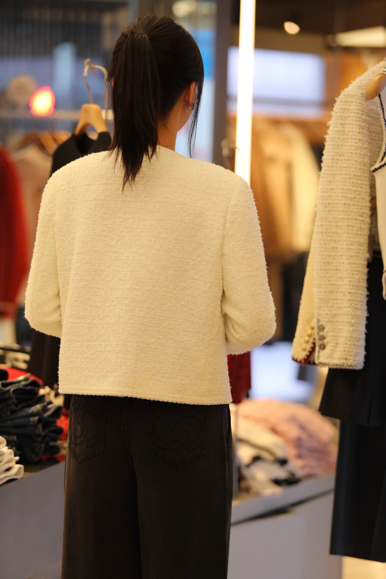  Áo tweed trắng 2 túi trước cúc bạc 