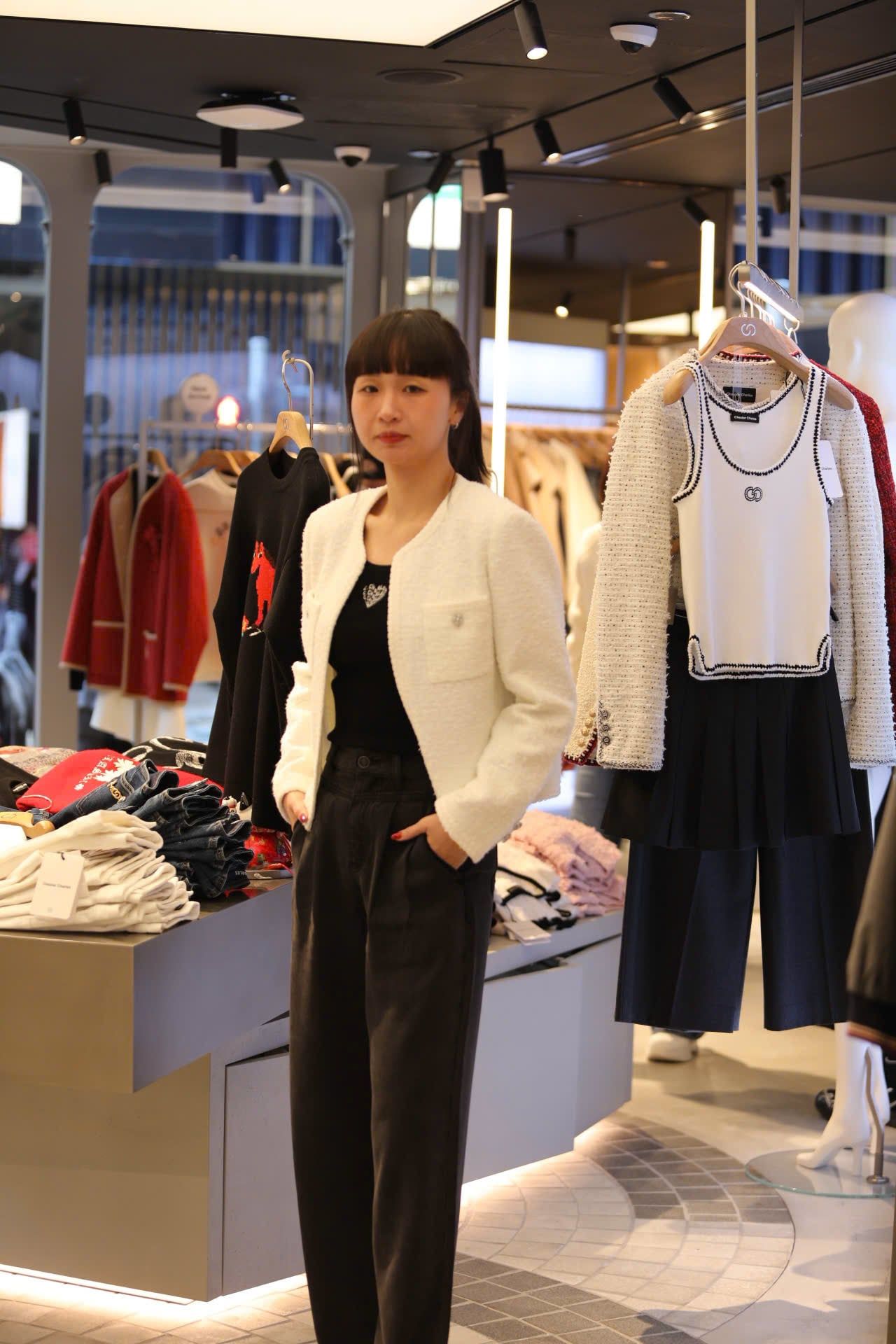  Áo tweed trắng 2 túi trước cúc bạc 