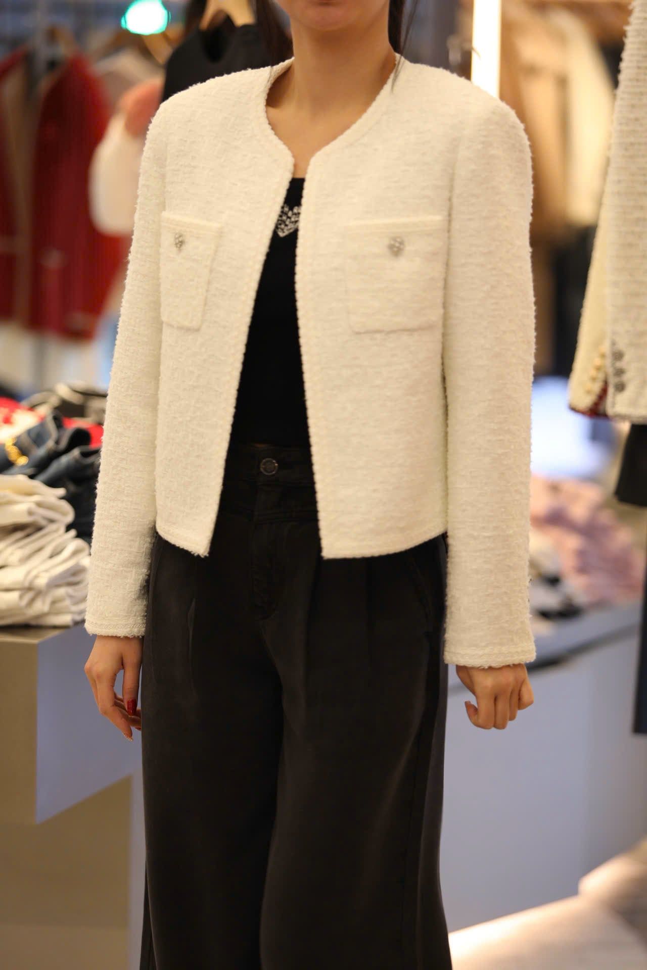  Áo tweed trắng 2 túi trước cúc bạc 