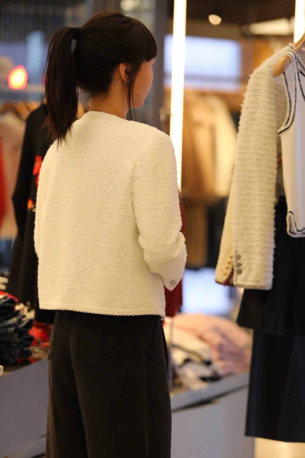  Áo tweed trắng 2 túi trước cúc bạc 