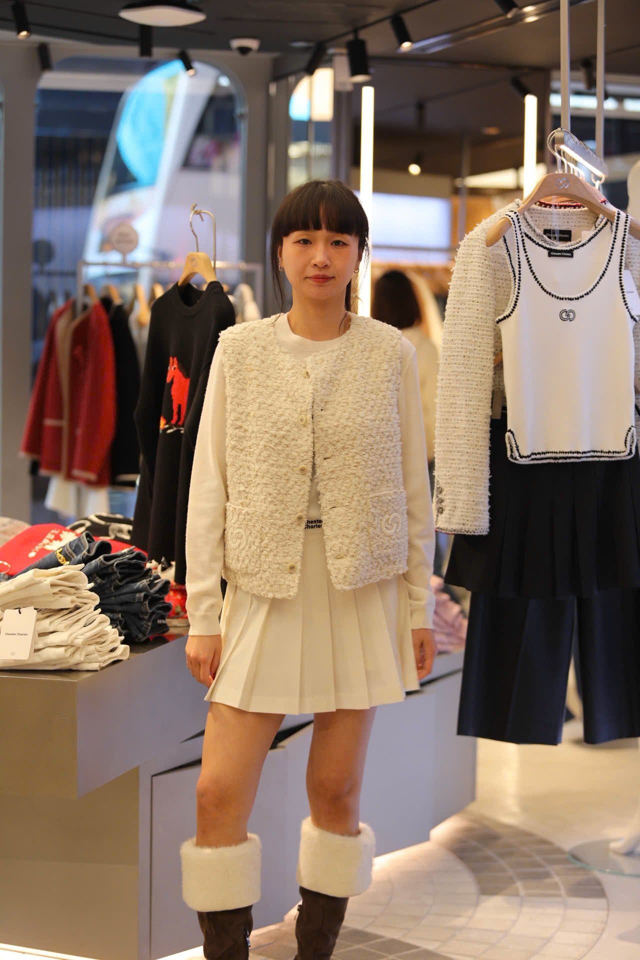  Chân váy ngắn trắng cạp chữ đen 