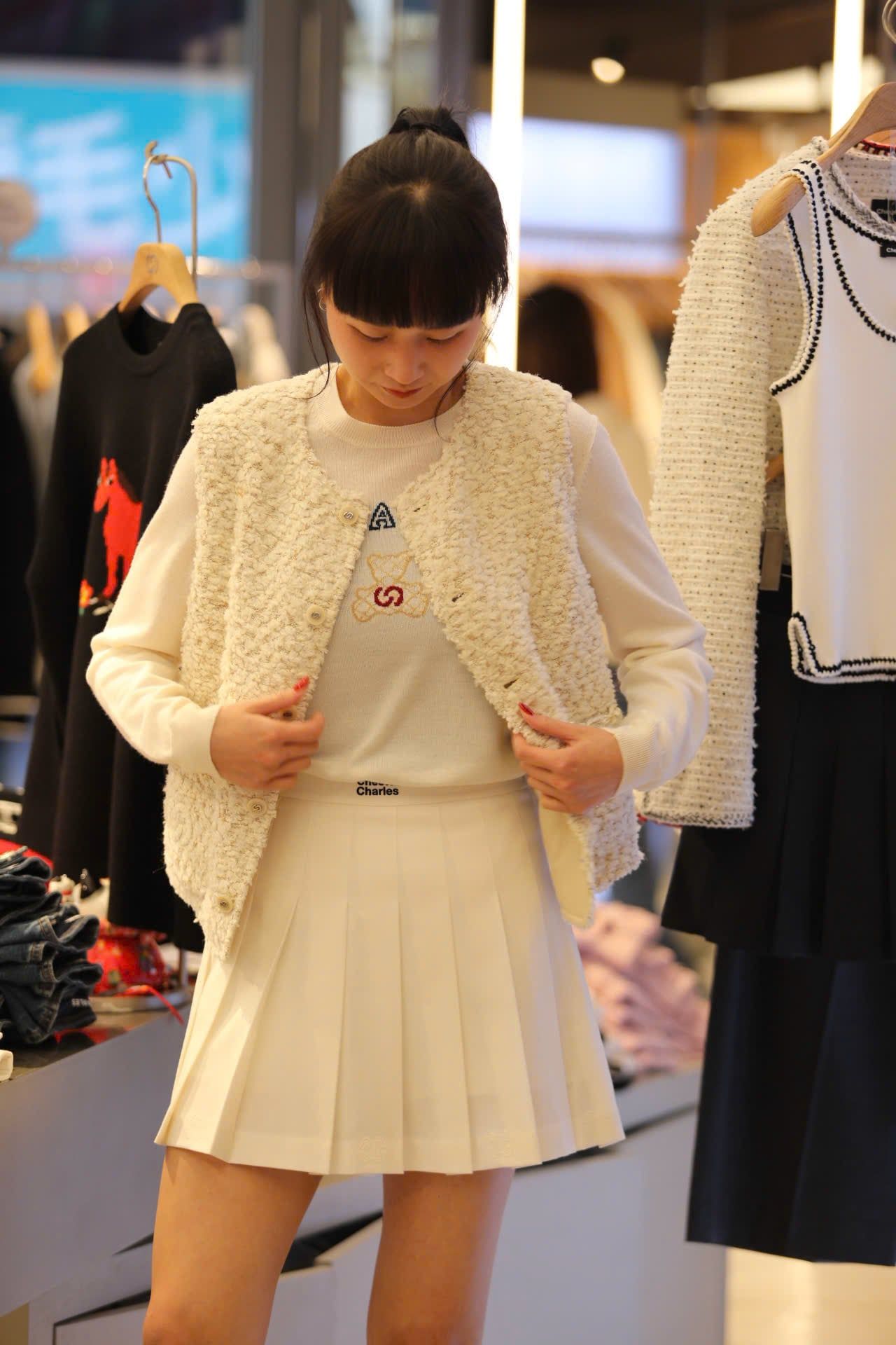  Chân váy ngắn trắng cạp chữ đen 