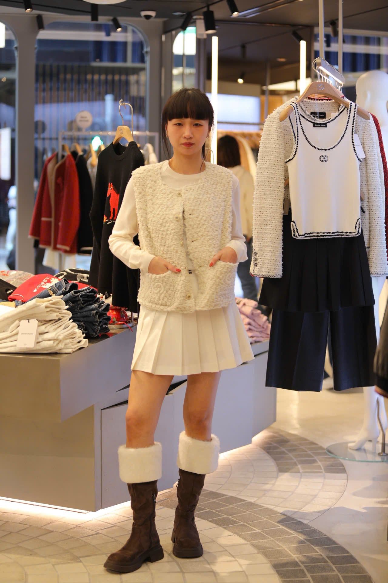  Chân váy ngắn trắng cạp chữ đen 