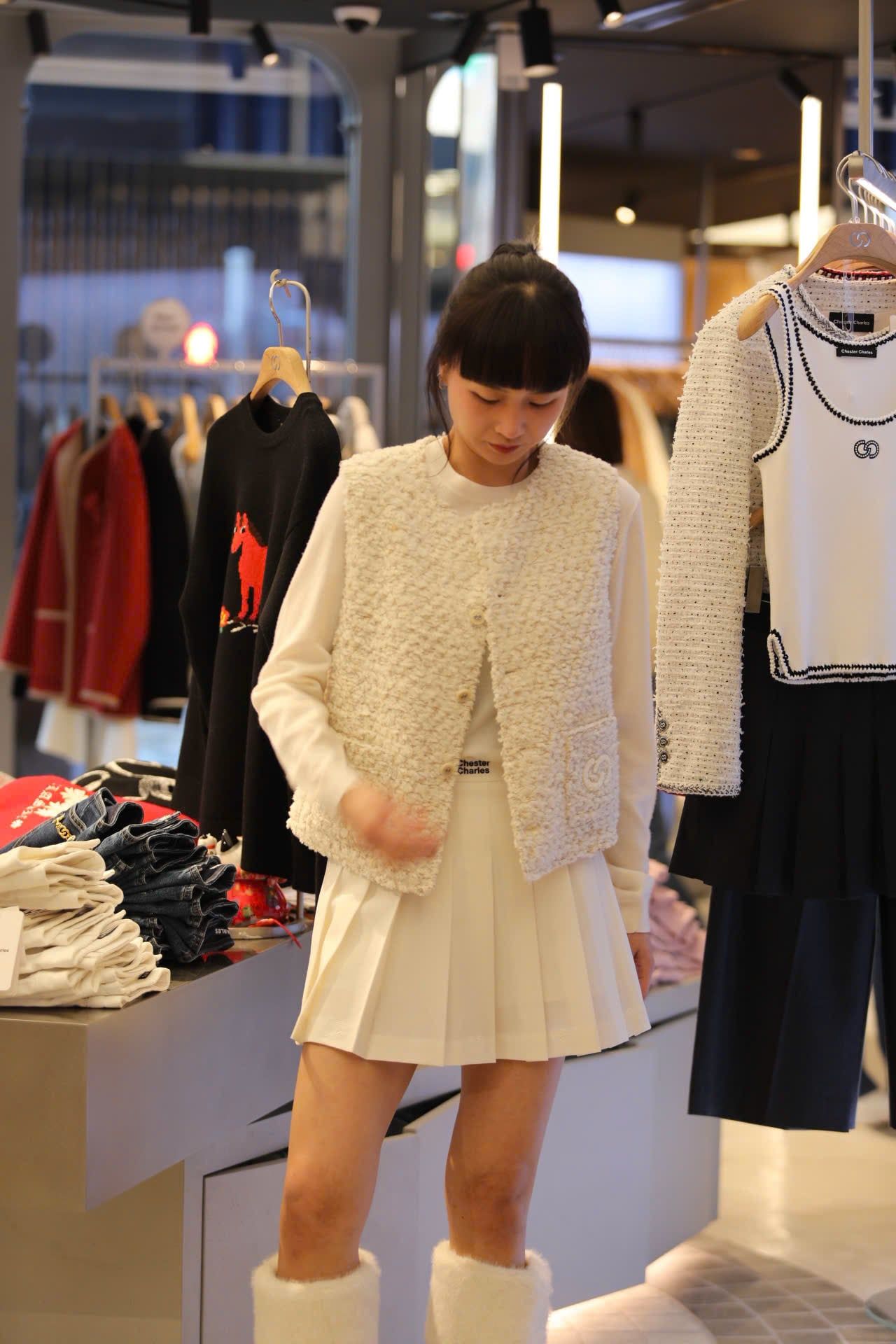  Chân váy ngắn trắng cạp chữ đen 