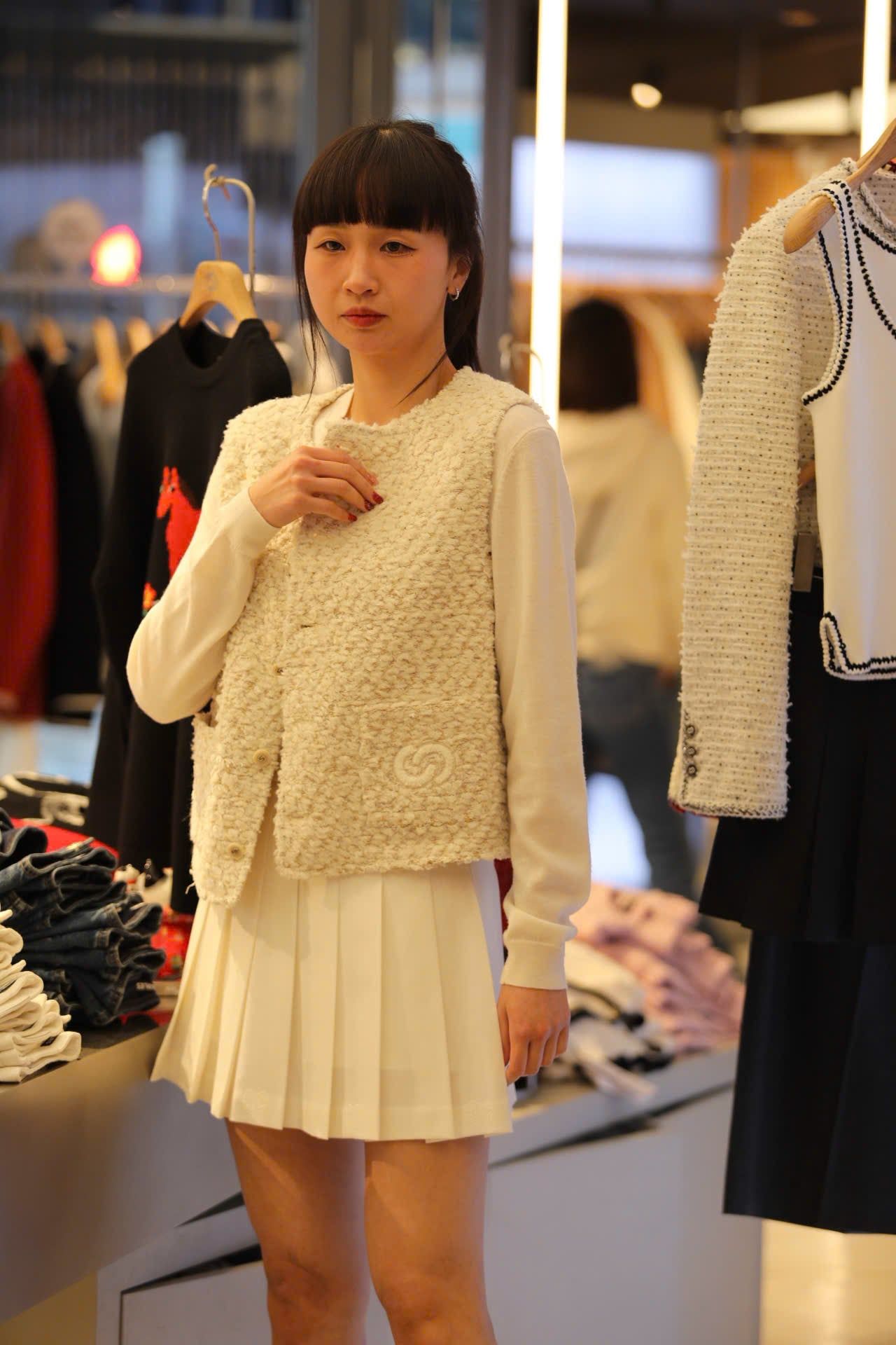  Chân váy ngắn trắng cạp chữ đen 