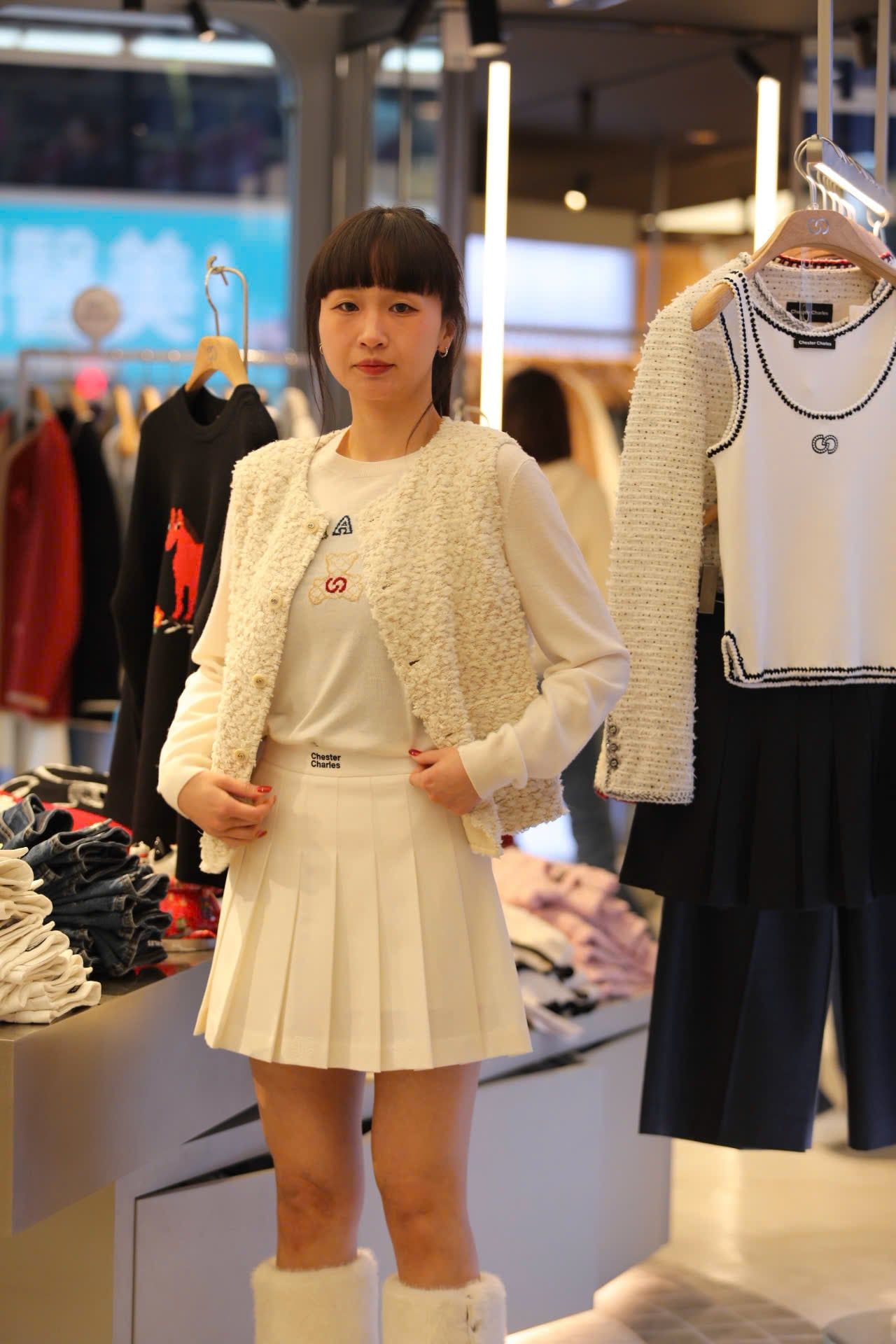  Chân váy ngắn trắng cạp chữ đen 