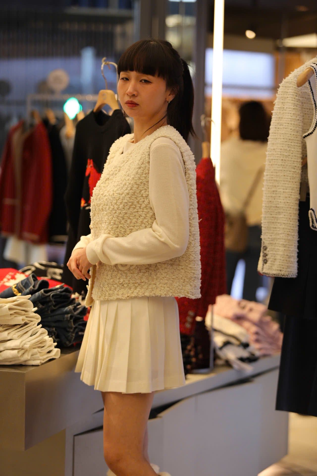  Chân váy ngắn trắng cạp chữ đen 