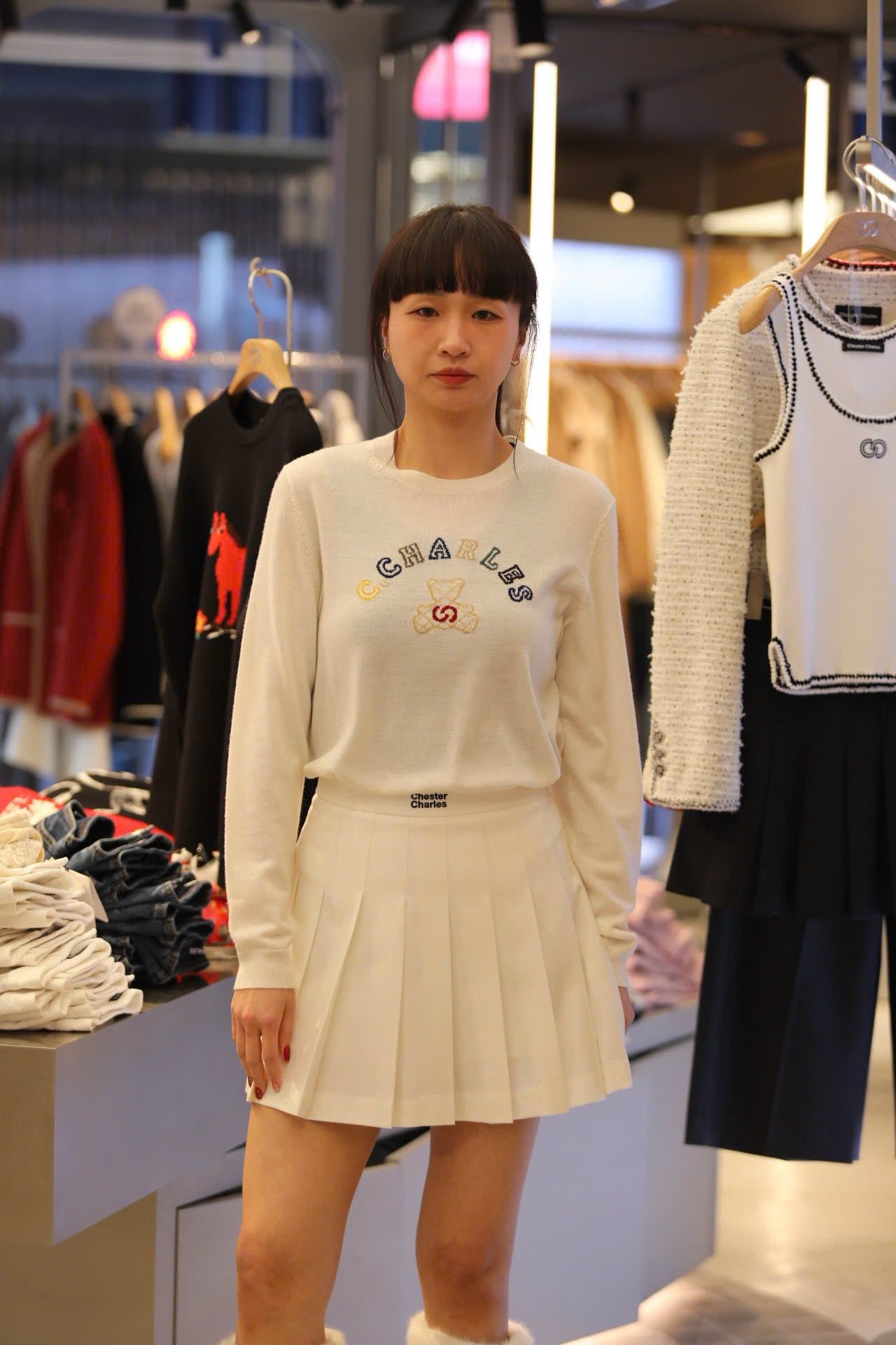  Chân váy ngắn trắng cạp chữ đen 