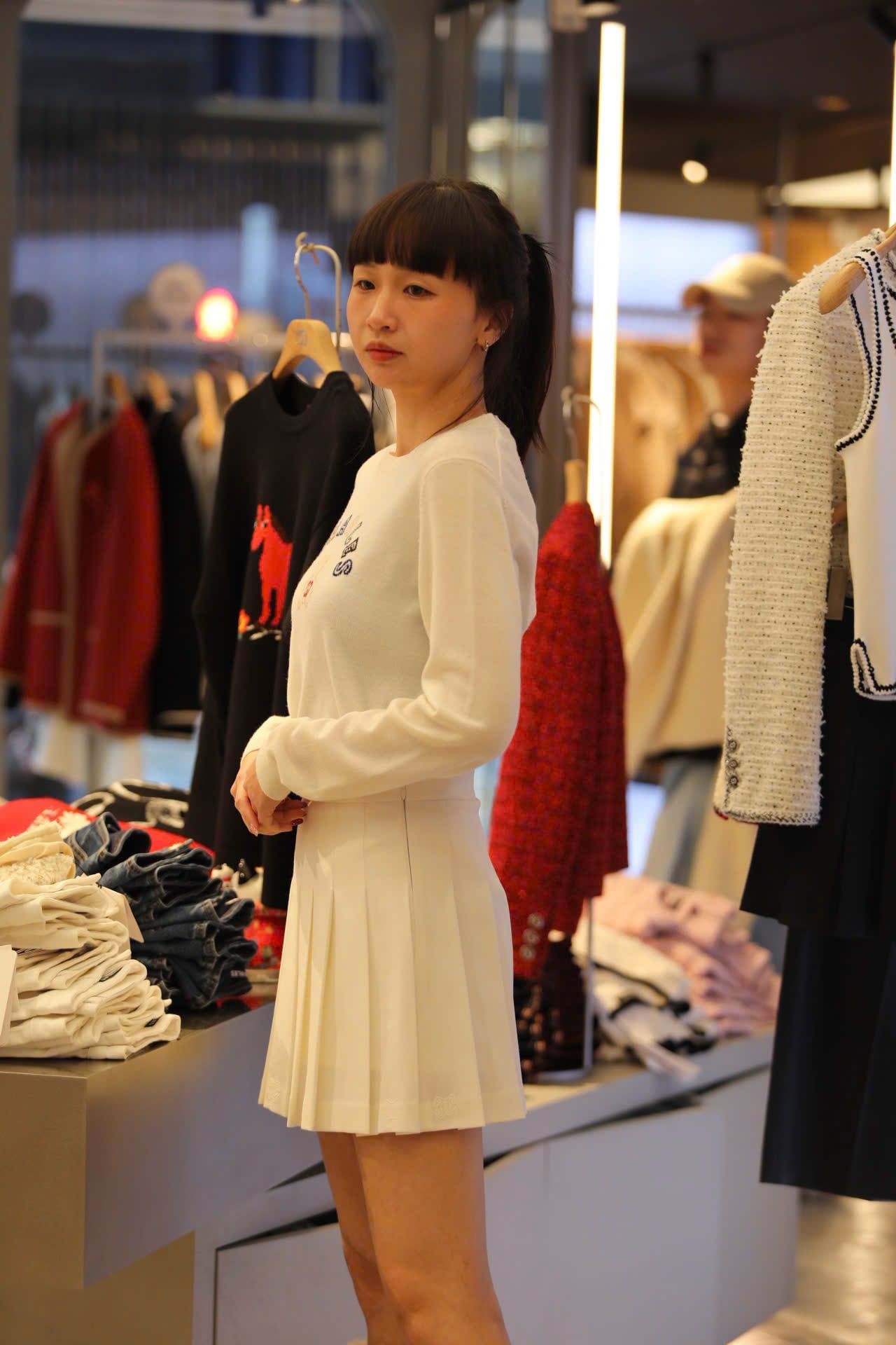  Chân váy ngắn trắng cạp chữ đen 