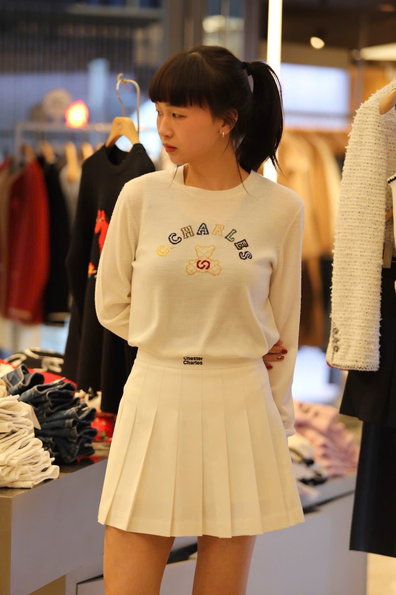  Chân váy ngắn trắng cạp chữ đen 