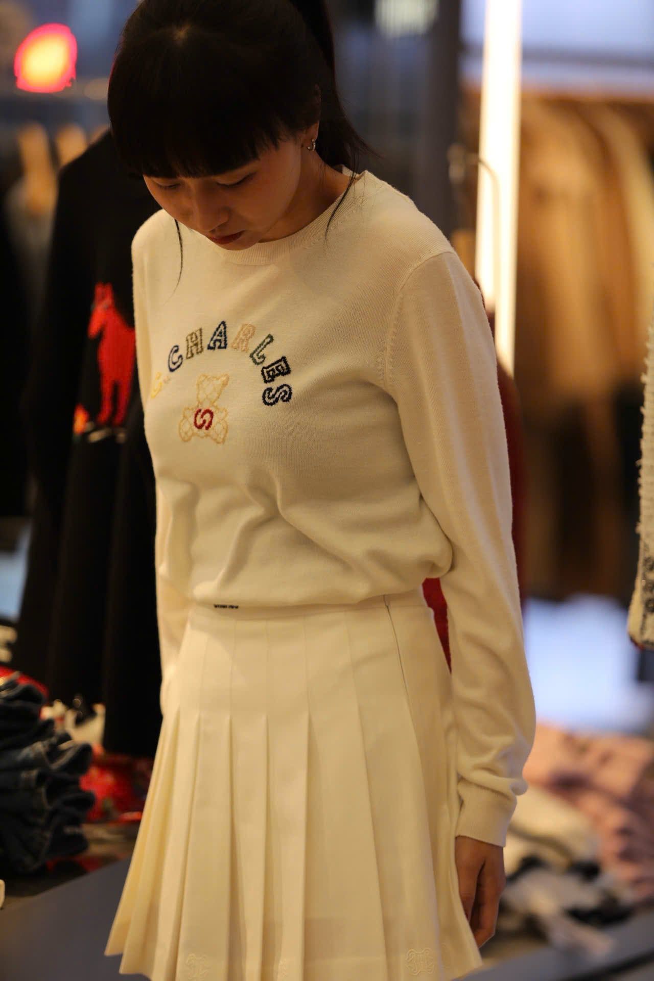  Chân váy ngắn trắng cạp chữ đen 