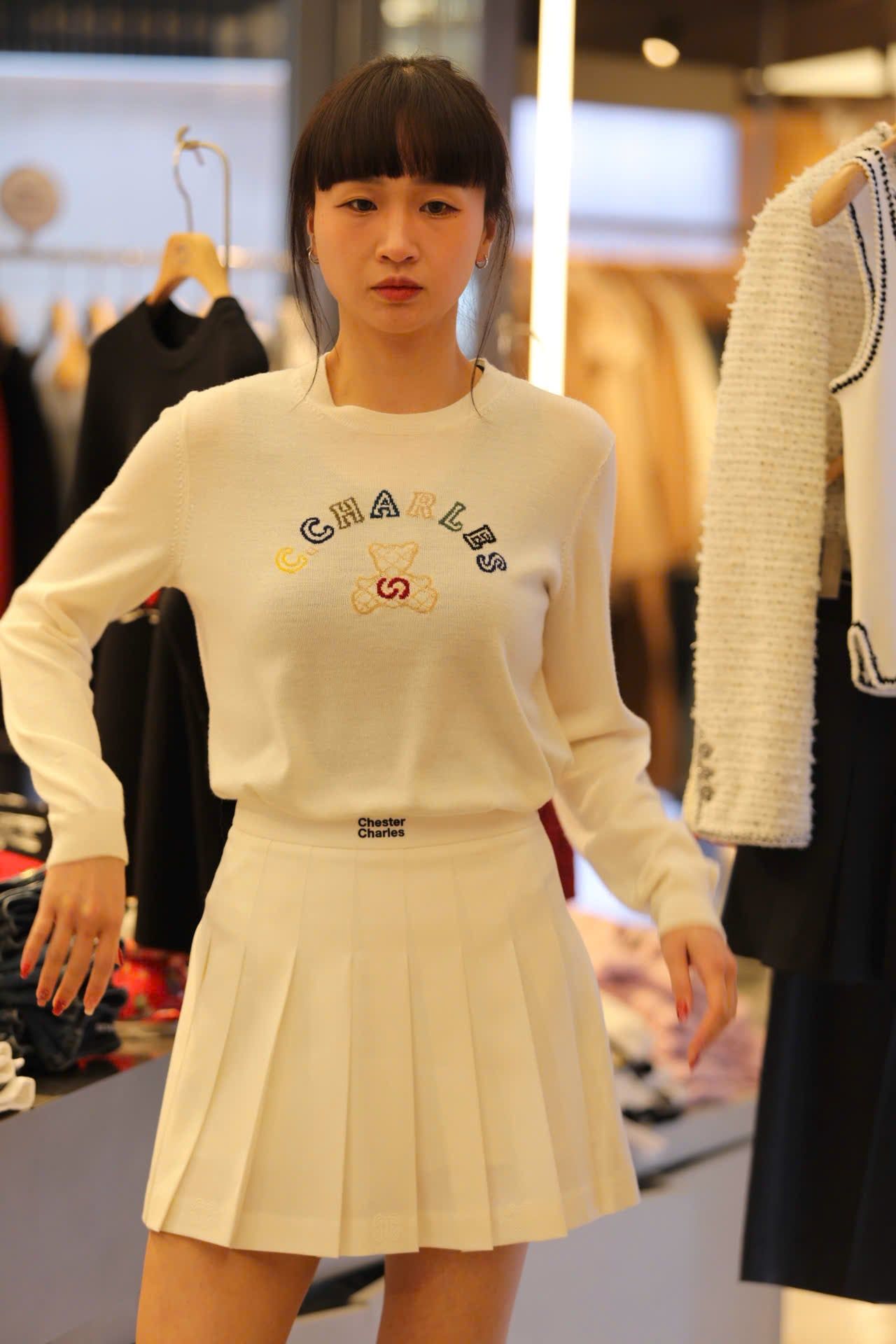  Chân váy ngắn trắng cạp chữ đen 