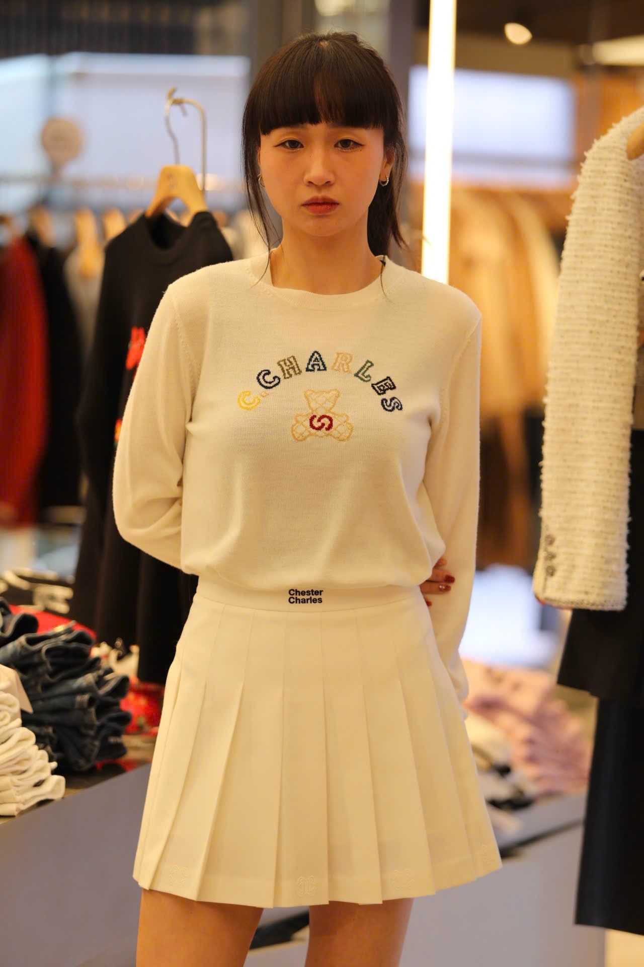  Chân váy ngắn trắng cạp chữ đen 