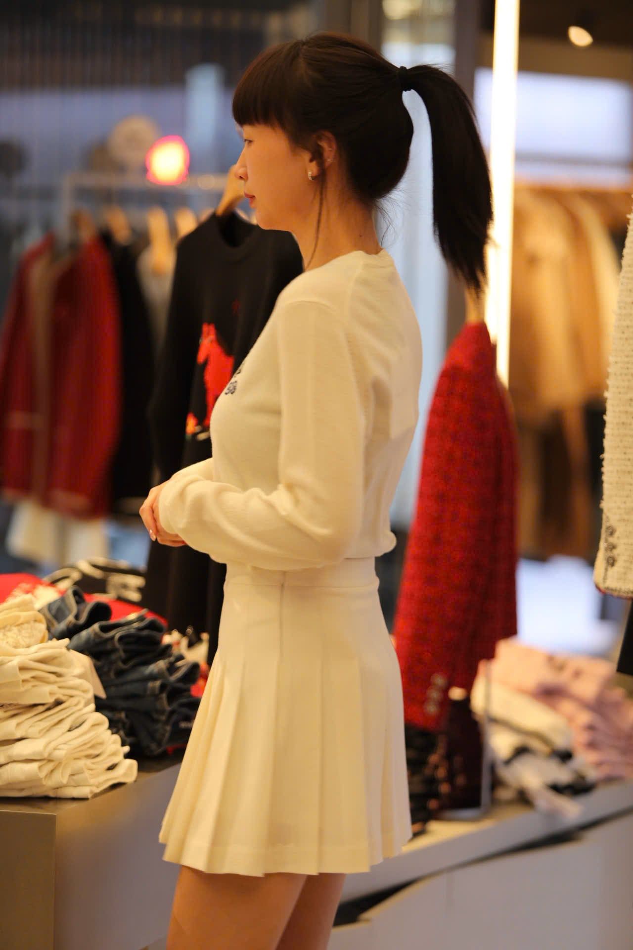  Chân váy ngắn trắng cạp chữ đen 