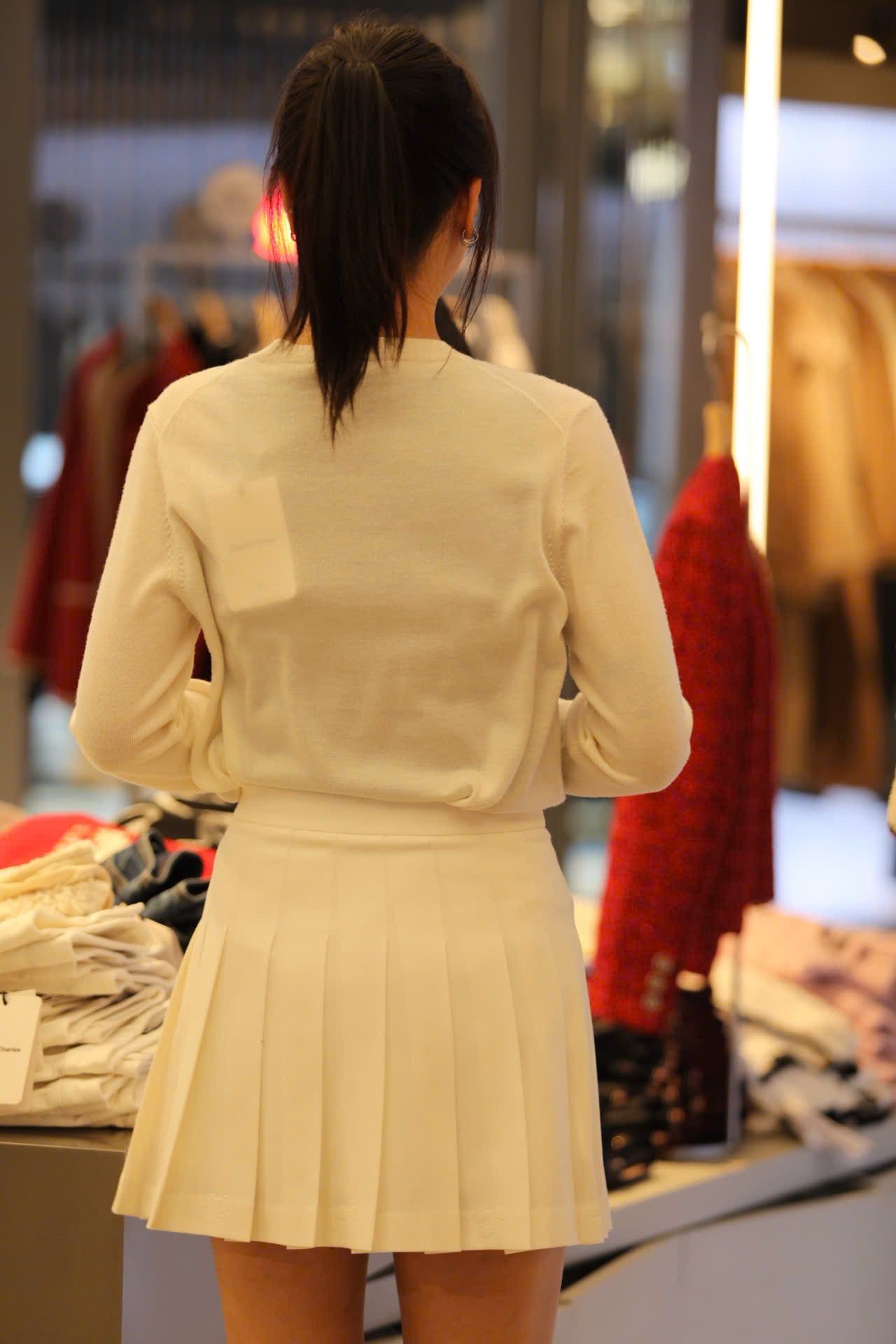  Chân váy ngắn trắng cạp chữ đen 