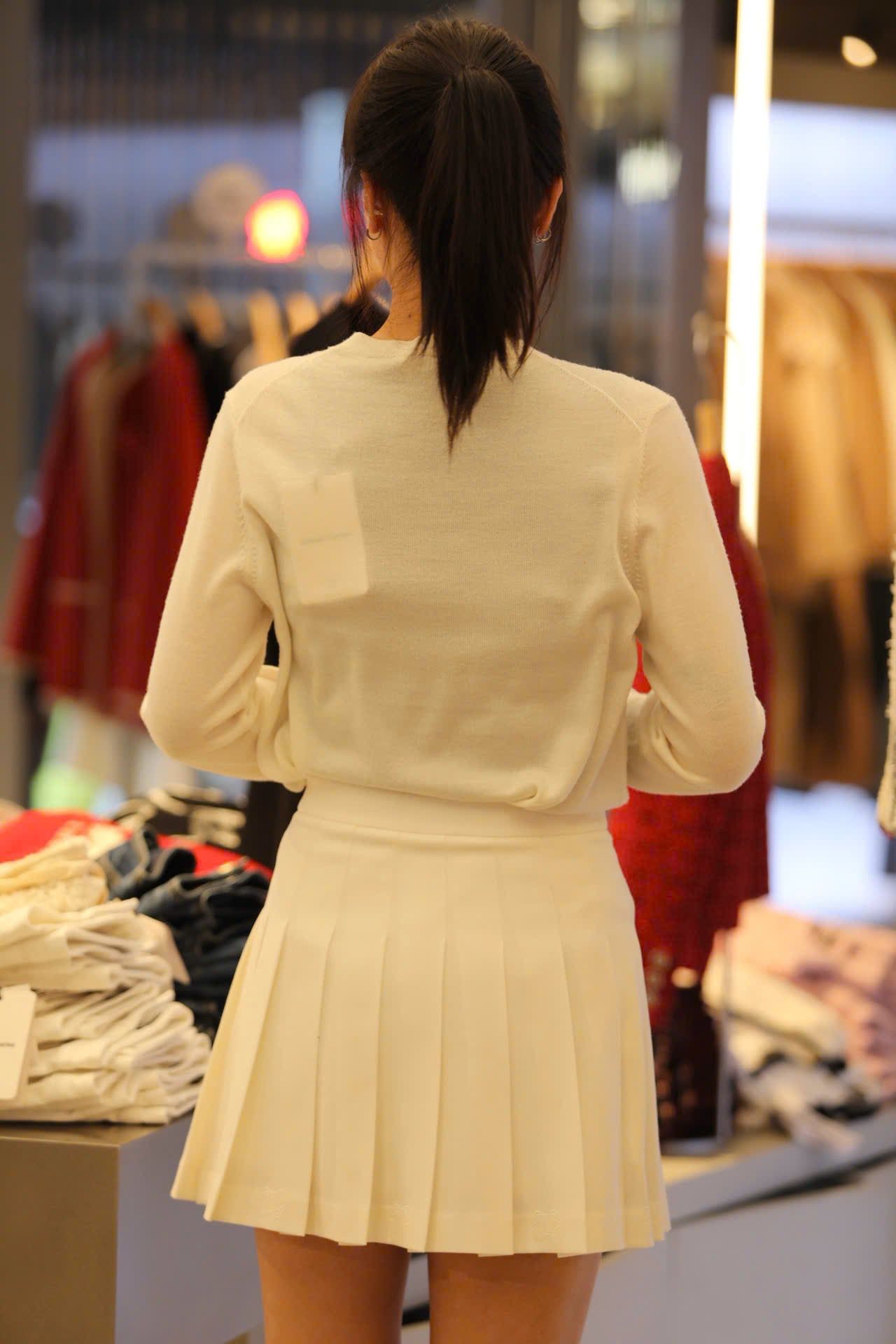  Chân váy ngắn trắng cạp chữ đen 