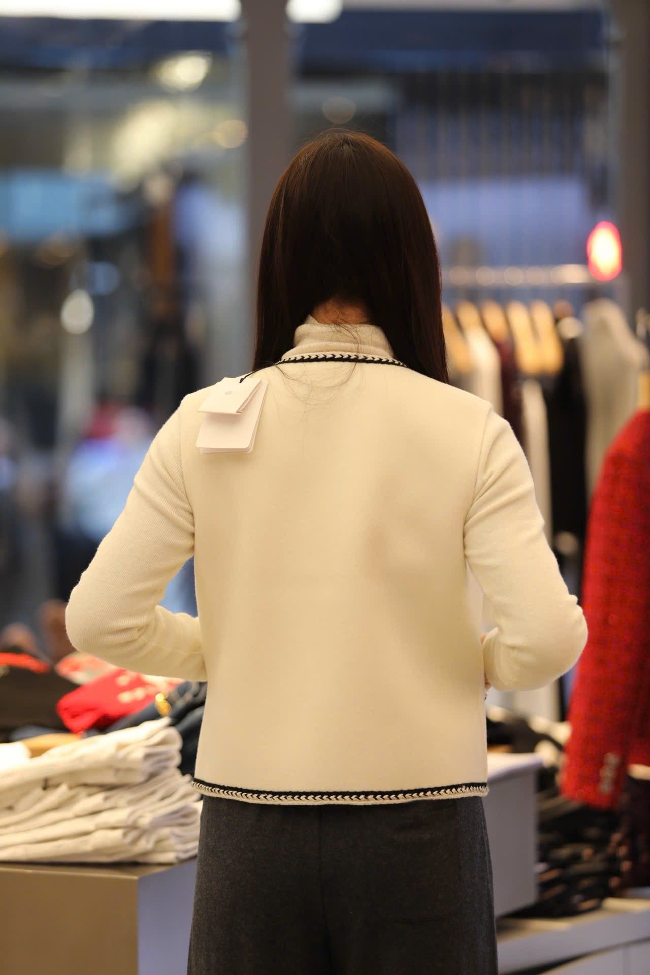  2.Áo ghile trắng - 2 túi viền đen 