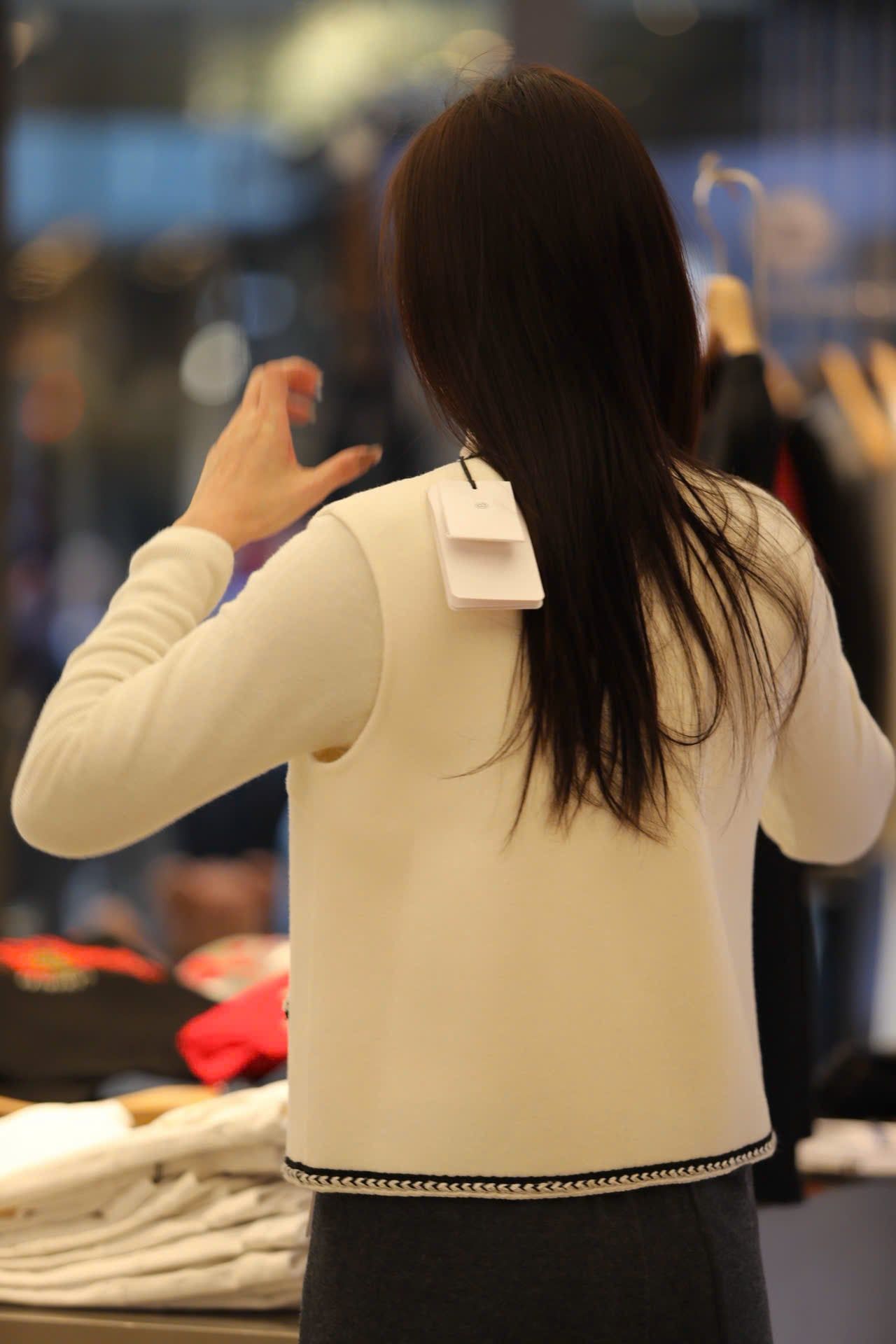  2.Áo ghile trắng - 2 túi viền đen 