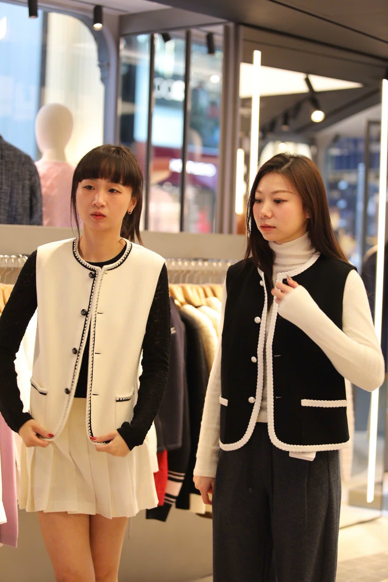  2.Áo ghile trắng - 2 túi viền đen 