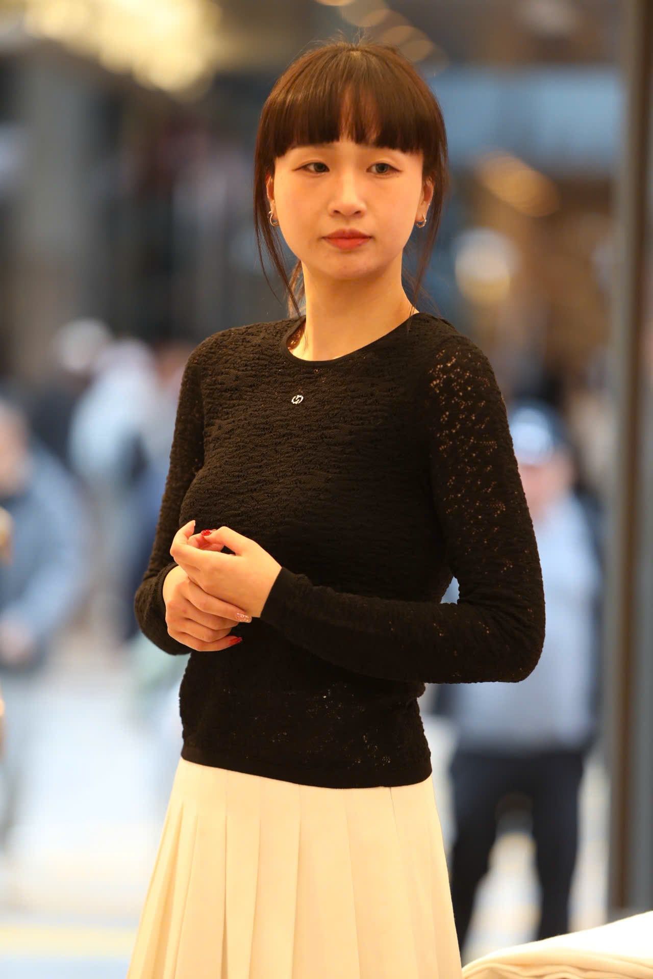  Chân váy ngắn trắng cạp chữ đen 