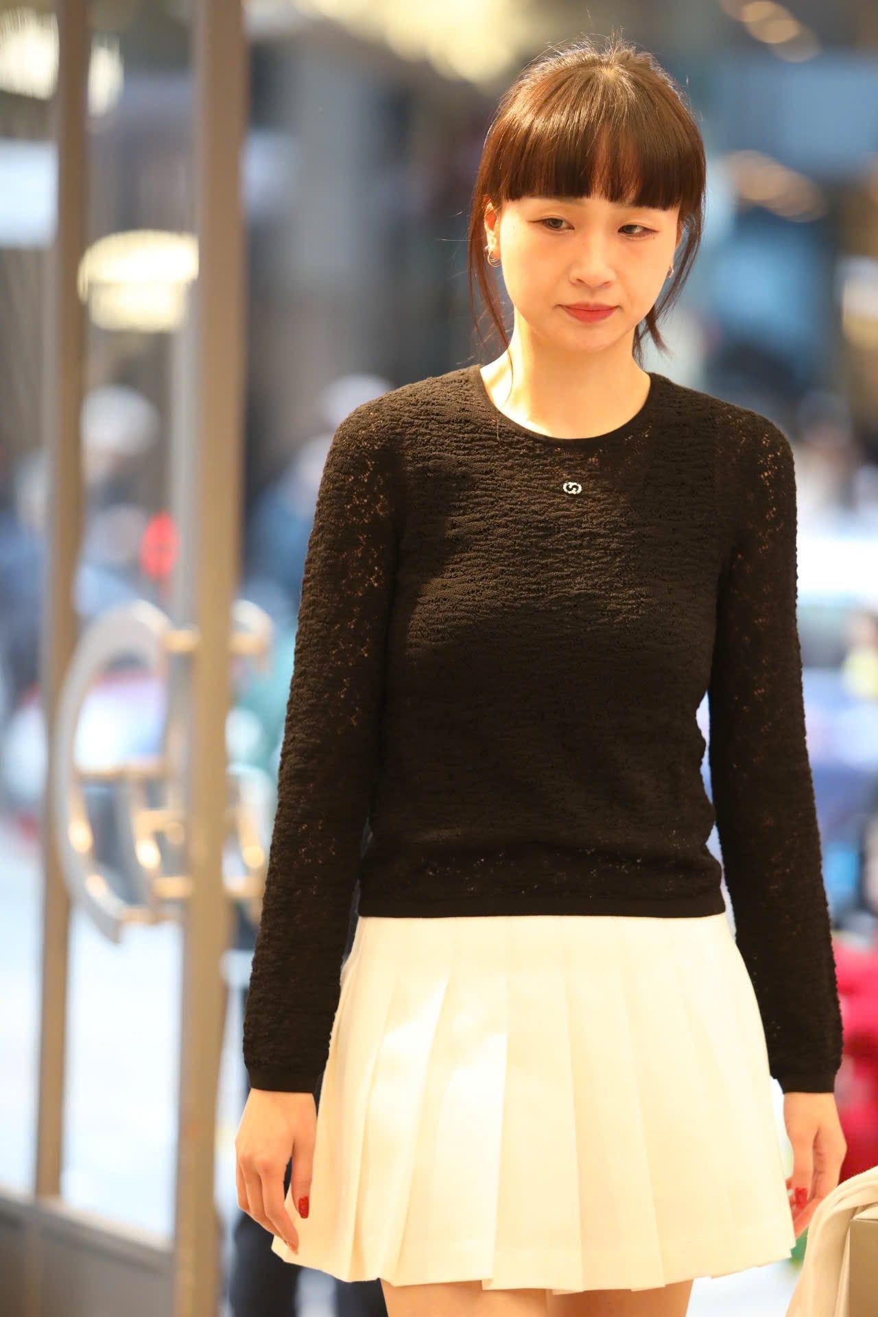  Chân váy ngắn trắng cạp chữ đen 