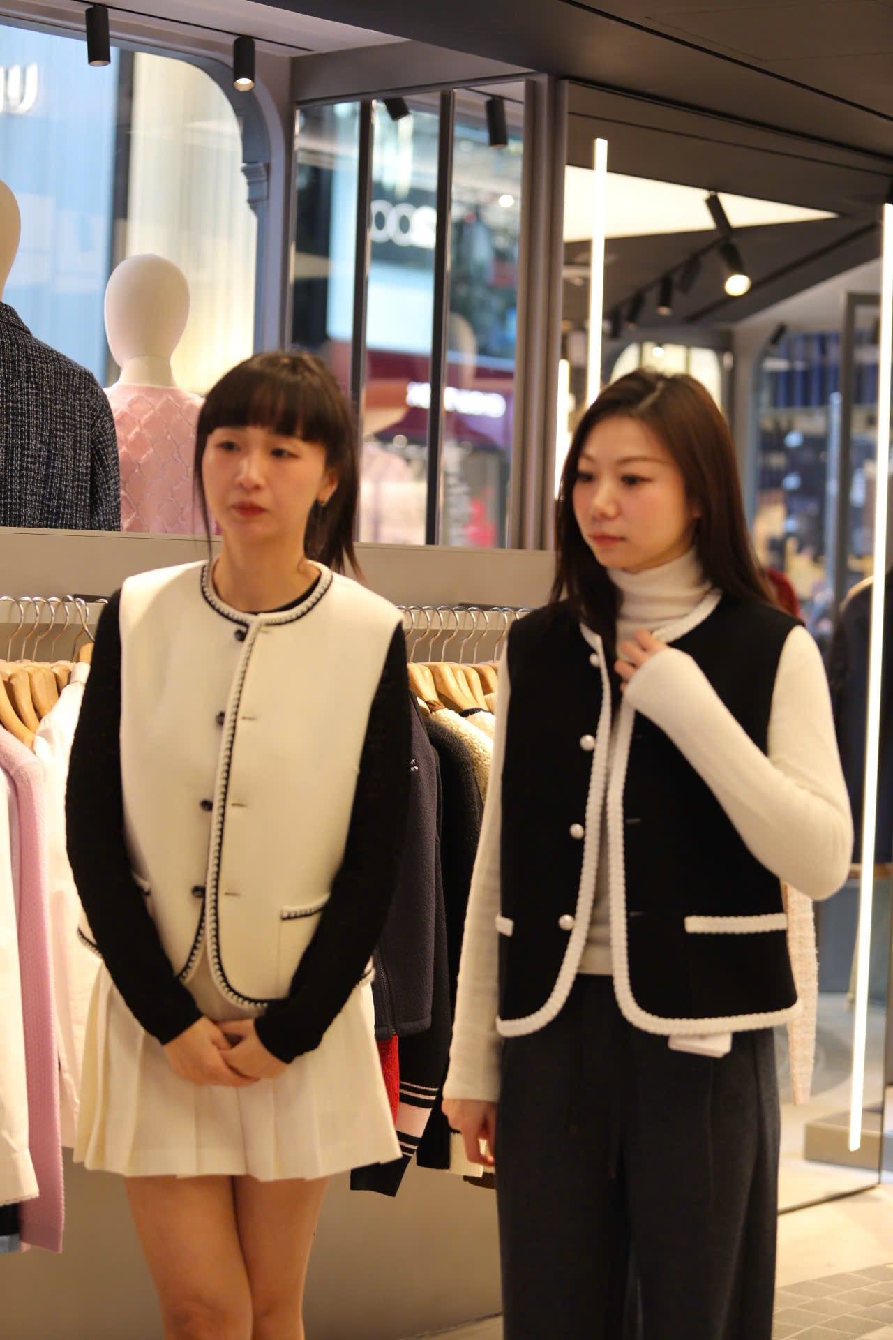  2.Áo ghile trắng - 2 túi viền đen 