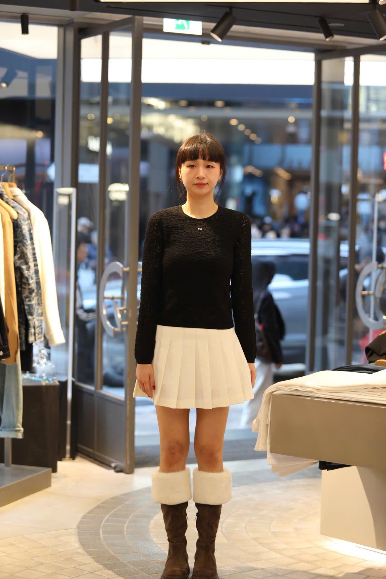  Chân váy ngắn trắng cạp chữ đen 