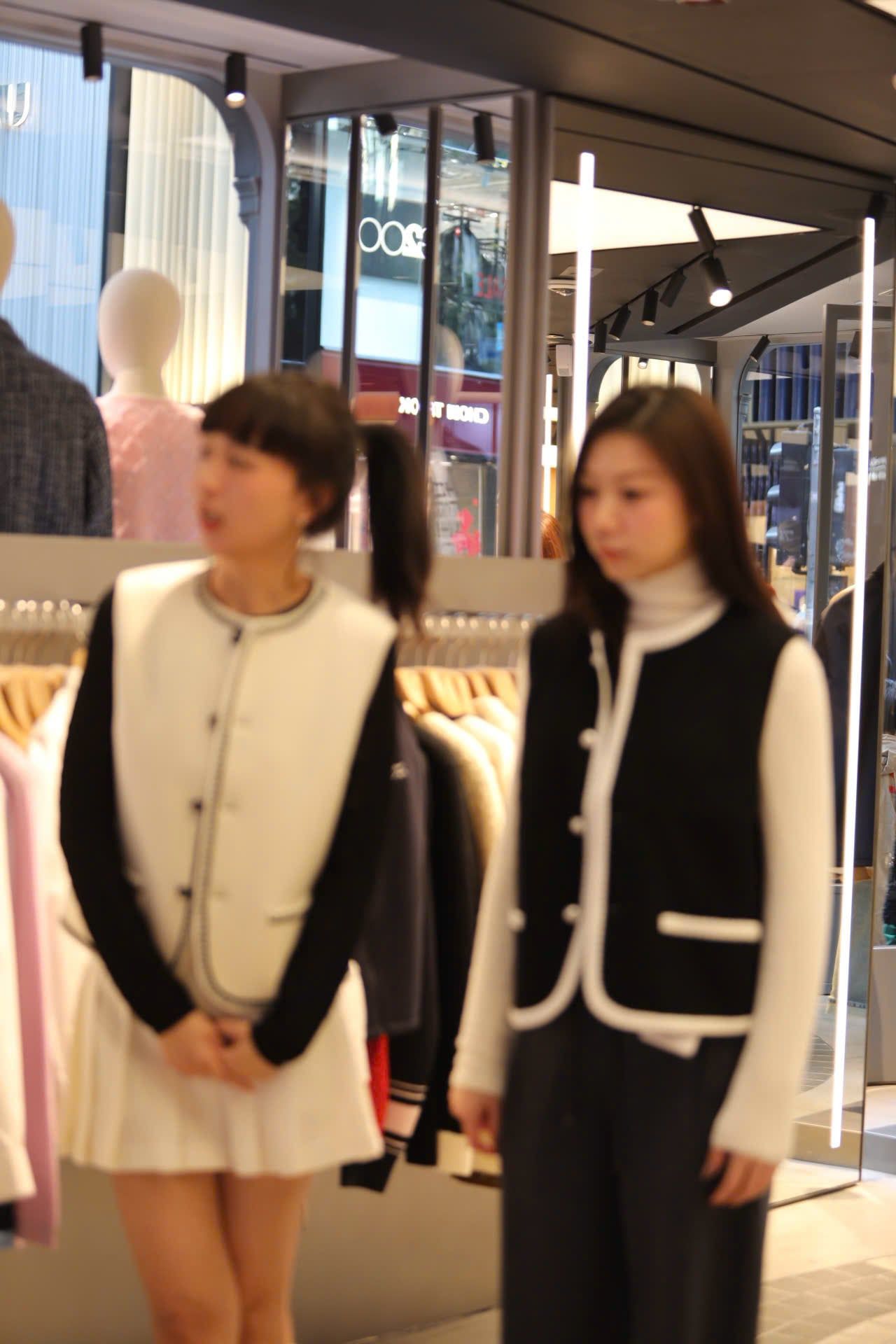  2.Áo ghile trắng - 2 túi viền đen 