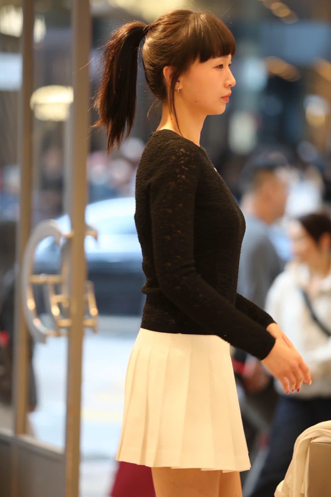  Chân váy ngắn trắng cạp chữ đen 