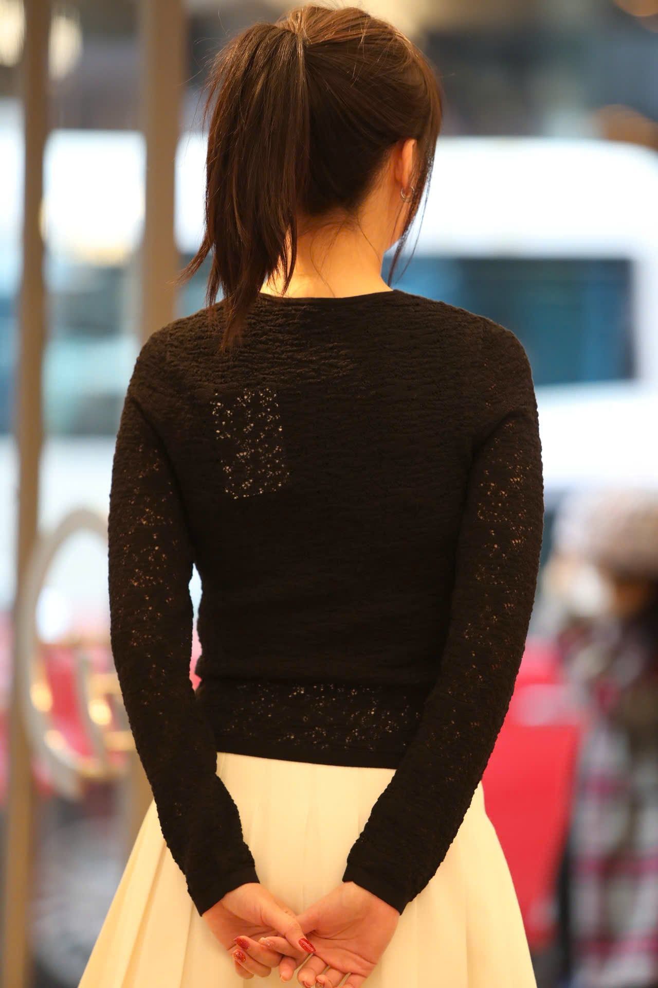  Chân váy ngắn trắng cạp chữ đen 