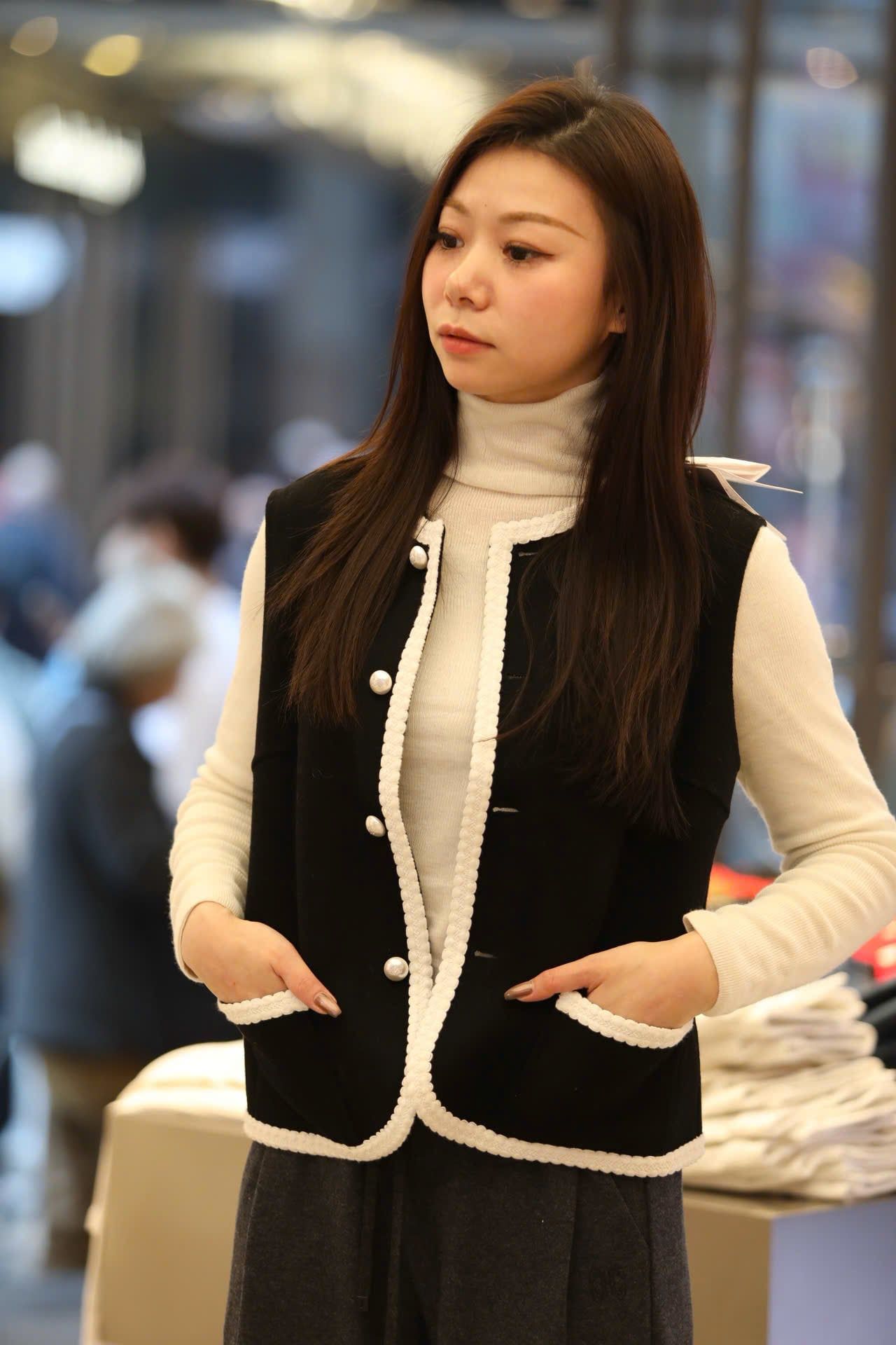  Áo ghile đen - viền trắng, cúc ngọc 