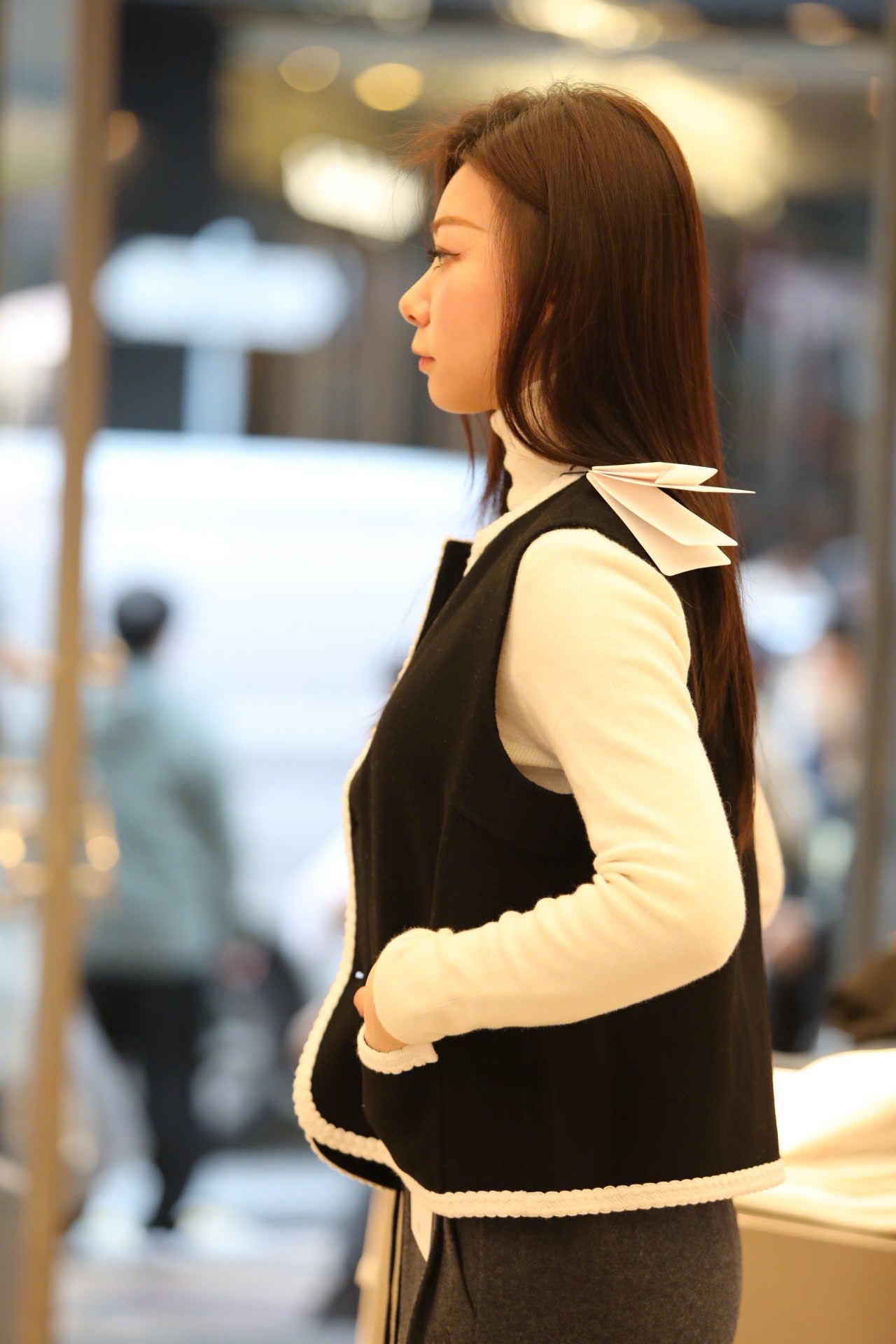  Áo ghile đen - viền trắng, cúc ngọc 