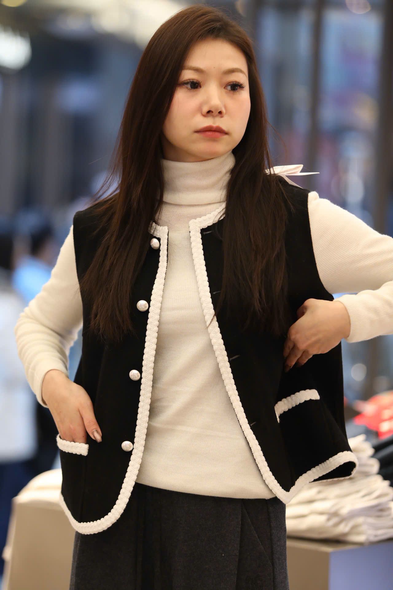  Áo ghile đen - viền trắng, cúc ngọc 