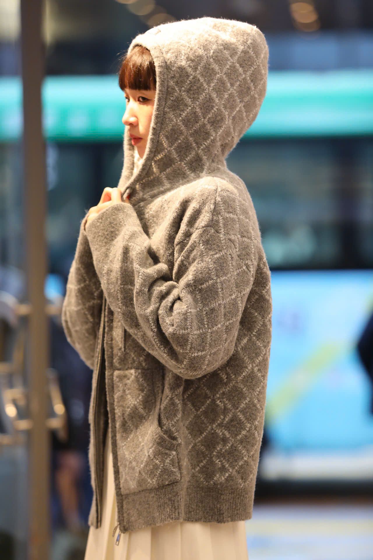  4.Áo khoác có mũ xám kẻ thoi dáng dài 