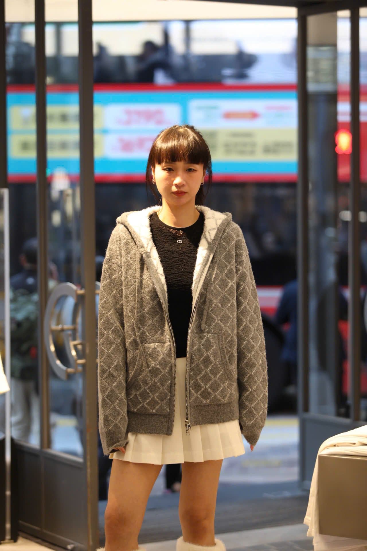  4.Áo khoác có mũ xám kẻ thoi dáng dài 