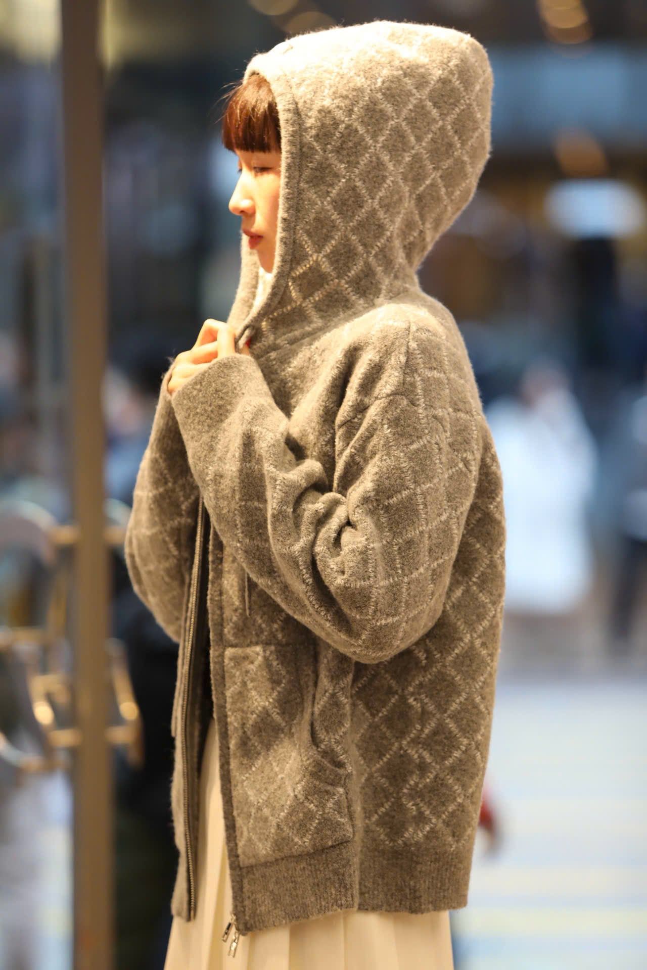  4.Áo khoác có mũ xám kẻ thoi dáng dài 